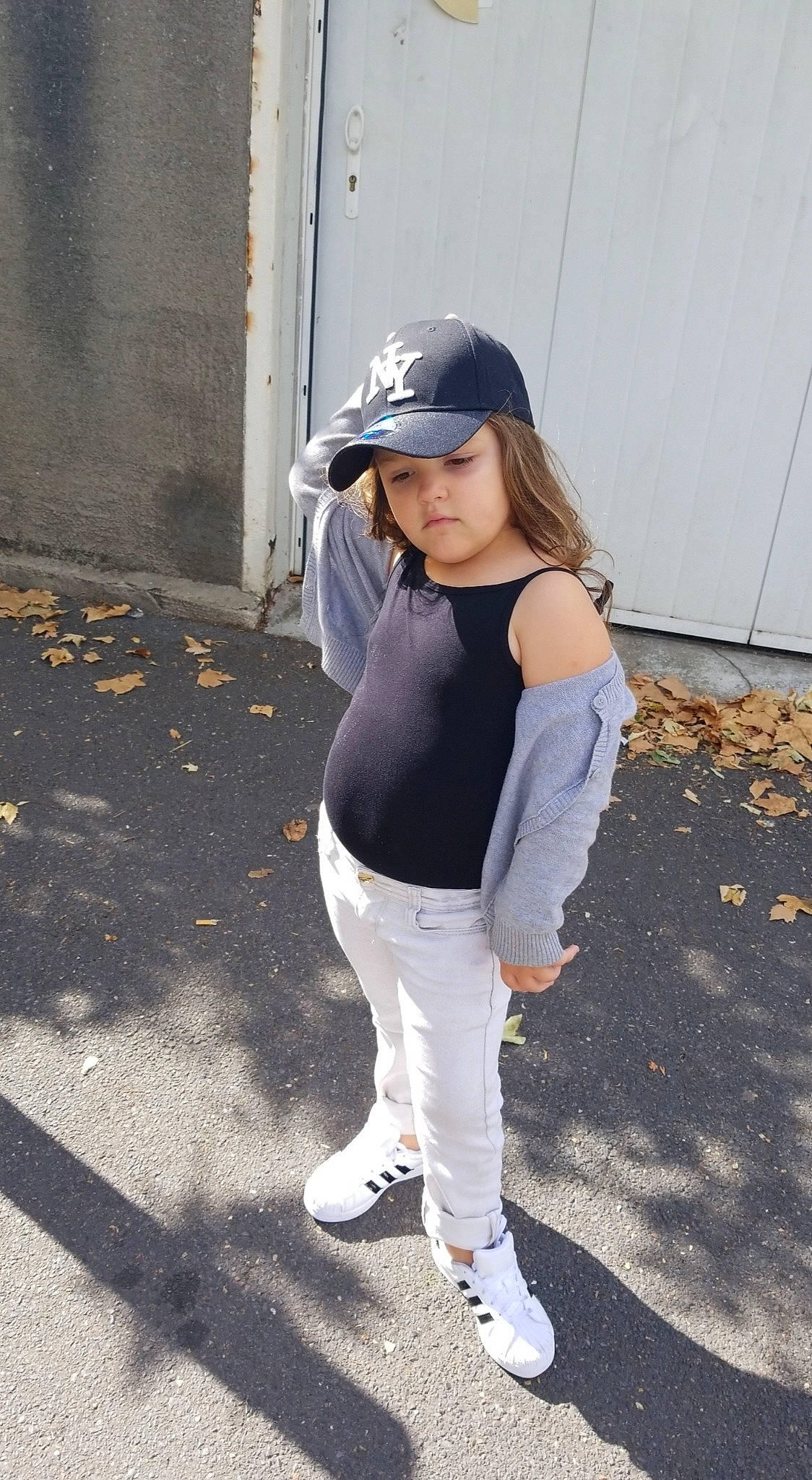 Dyana participe au concours pour gagner de l'argent avec cette photo : cap, clothing, cool, eyewear, fashion, footwear, glasses, headgear, headwear, jeans, joint, leg, person, photography, shoe, shoulder, snapshot, sportswear, street_fashion, sunglasses