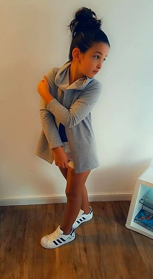 Maëlys a rejoint le concours — aidez-le/la à gagner de superbes lots ! calf, child, clothing, denim, footwear, human_leg, joint, knee, leg, outerwear, person, shoe, shoulder, sleeve, thigh, white