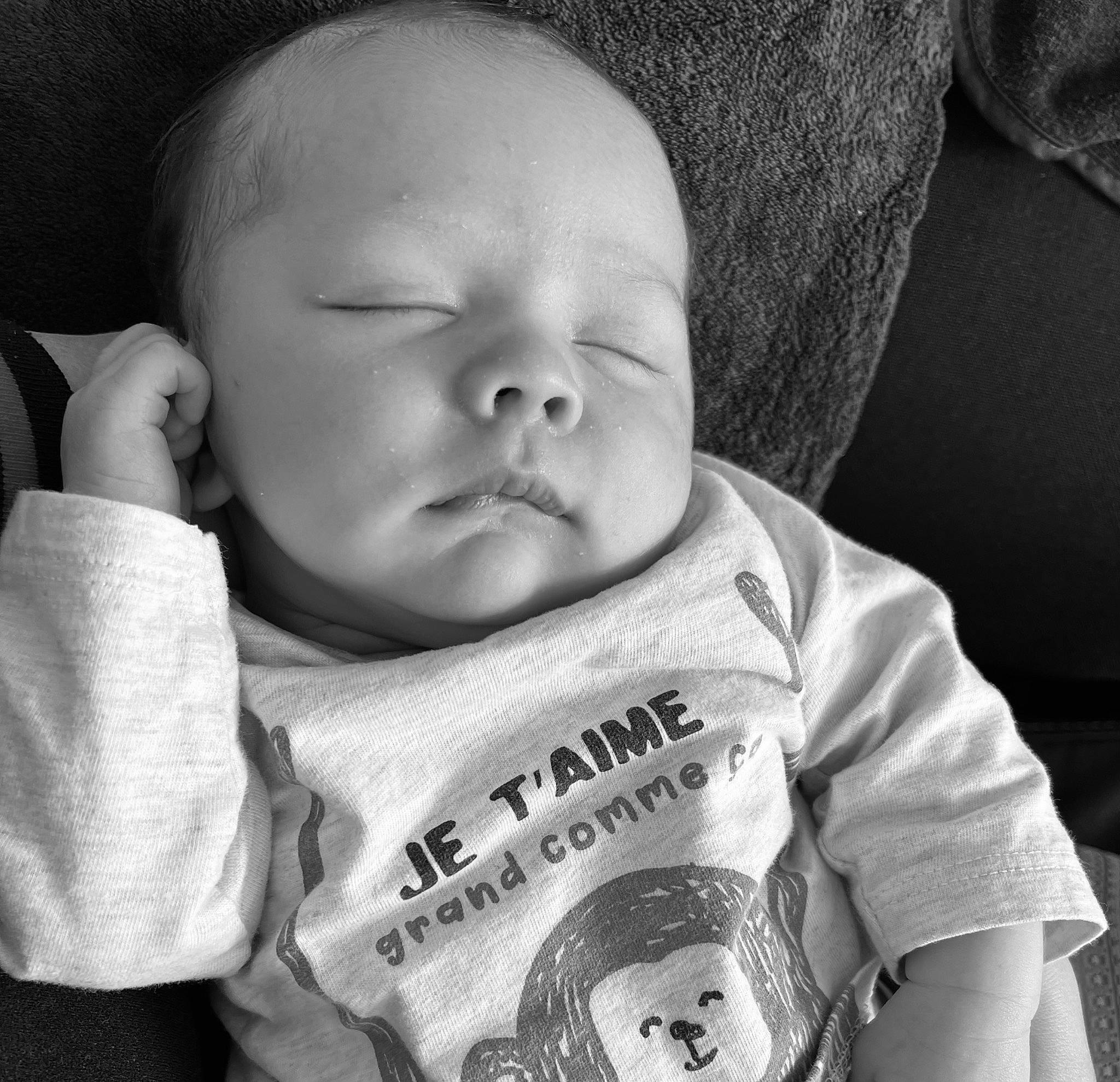 Soren a rejoint le concours — aidez-le/la à gagner de superbes lots ! baby_toddler_clothing, black, cheek, chin, comfort, eye, eyebrow, facial_expression, forehead, head, lip, mouth, neck, nose, organ, person, photograph, product, skin, sleeve