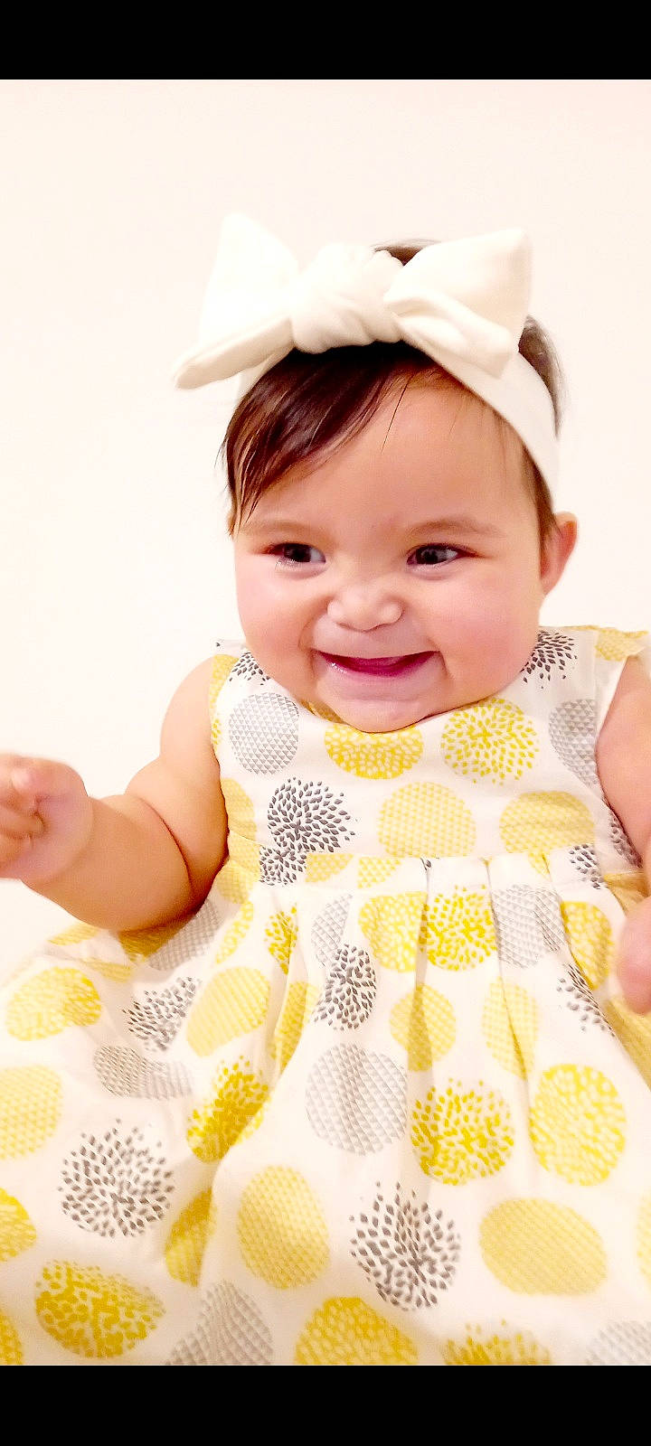 Eléléonore participe au concours pour gagner de l'argent avec cette photo : baby, baby_toddler_clothing, cheek, dress, face, facial_expression, finger, gesture, happy, head, joy, lip, outerwear, person, pink, product, skin, sleeve, smile, textile