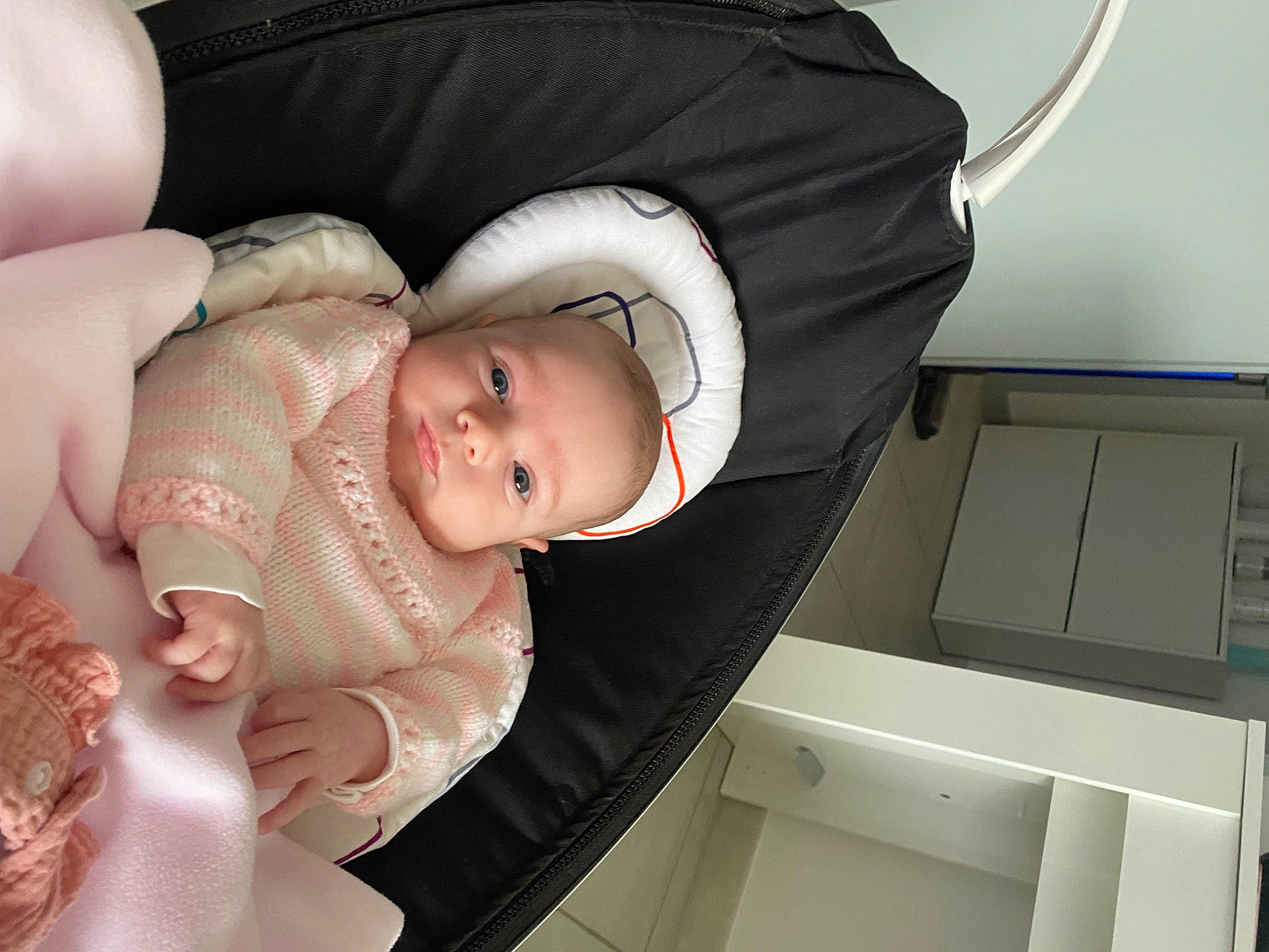 Paola a rejoint le concours — aidez-le/la à gagner de superbes lots ! baby, baby_carriage, baby_products, baby_safety, baby_toddler_clothing, cheek, child, comfort, computer_keyboard, eyelash, input_device, nail, peripheral, person, room, sitting, sleeve, smile, thumb, toddler