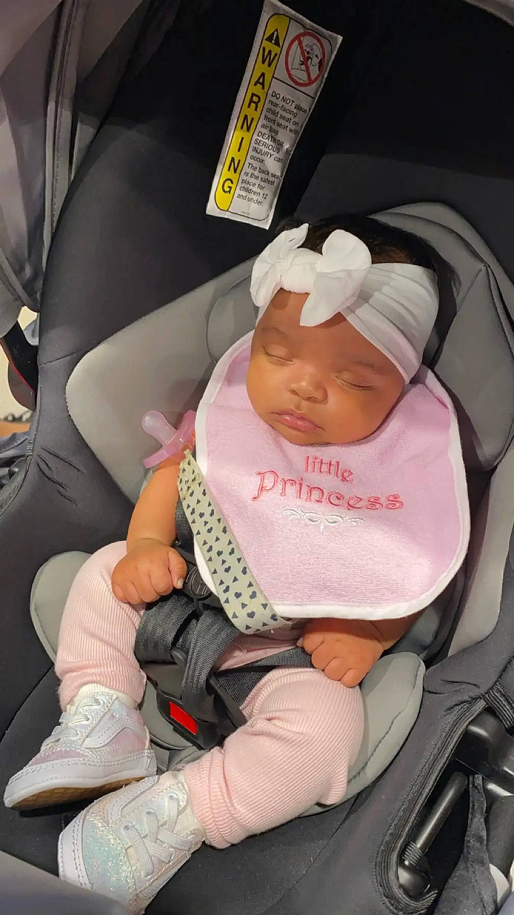 Zalaya is registered to the contest to win money with this photo: auto_part, baby, baby_carriage, baby_in_car_seat, baby_products, baby_safety, baby_toddler_clothing, car_seat, child, comfort, family_car, hat, headwear, lap, luxury_vehicle, person, seat_belt, service, sitting, sock