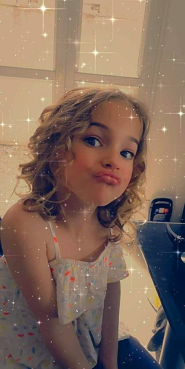 Kyra a rejoint le concours — aidez-le/la à gagner de superbes lots ! beauty, blond, brown_hair, child, eyebrow, face, fawn, forehead, fun, hair, hairstyle, long_hair, person, photography, skin, smile