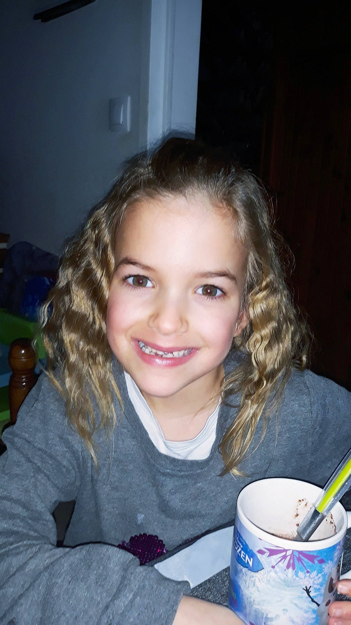 Kyra a rejoint le concours — aidez-le/la à gagner de superbes lots ! brown_hair, child, drinkware, face, fun, hair, hairstyle, joy, lip, long_hair, person, smile, tableware, toddler, tooth