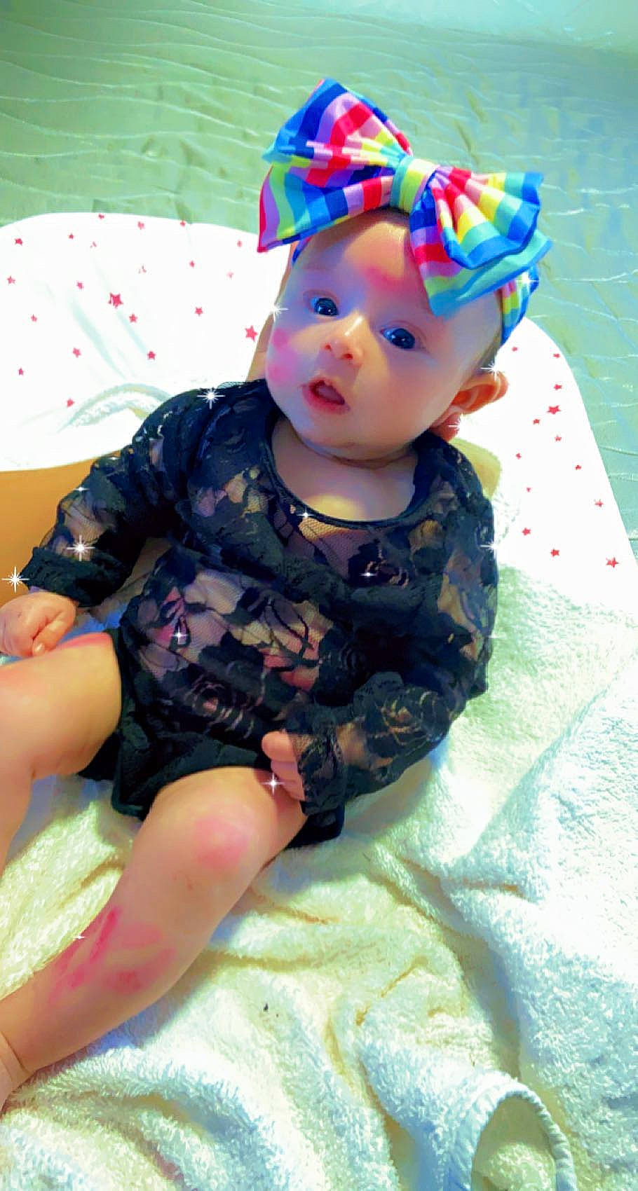 Swainy a rejoint le concours — aidez-le/la à gagner de superbes lots ! baby, baby_products, baby_toddler_clothing, beanie, cap, child, fashion_accessory, fun, headwear, leisure, pattern, person, personal_protective_equipment, pink, play, shorts, sitting, sleeve, t_shirt, thigh