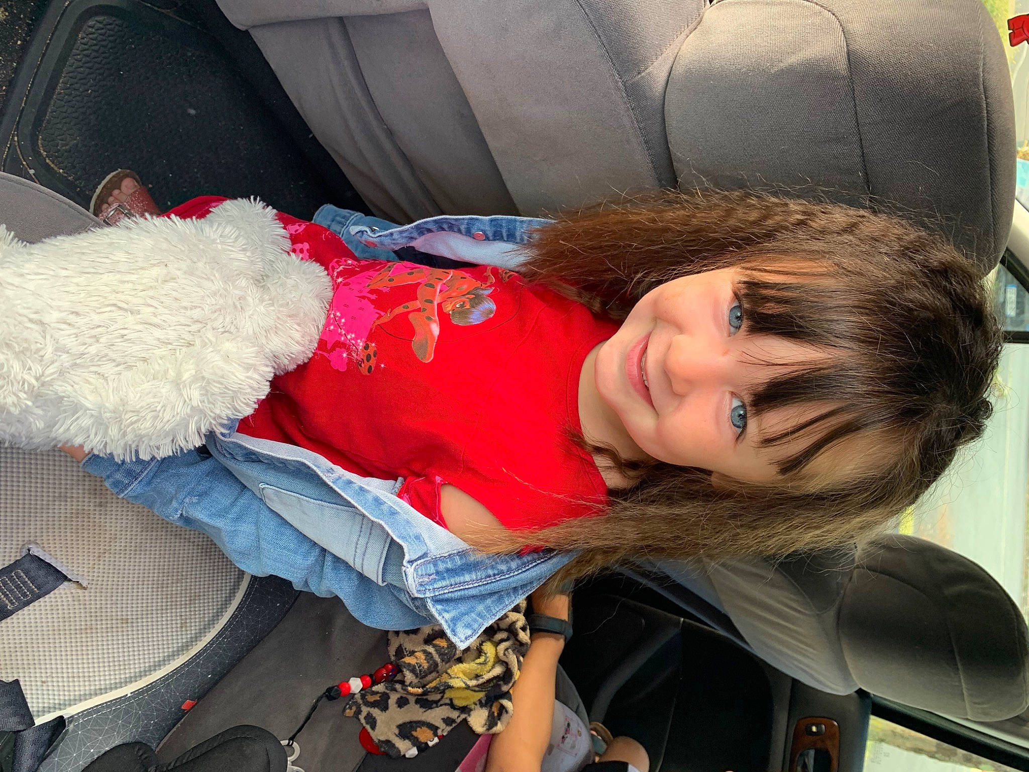 Ayana participe au concours pour gagner de l'argent avec cette photo : auto_part, automotive_design, baby_products, blond, car_seat, car_seat_cover, carmine, child, comfort, electric_blue, family_car, fun, fur, happy, joy, lap, luxury_vehicle, mouth, person, sitting