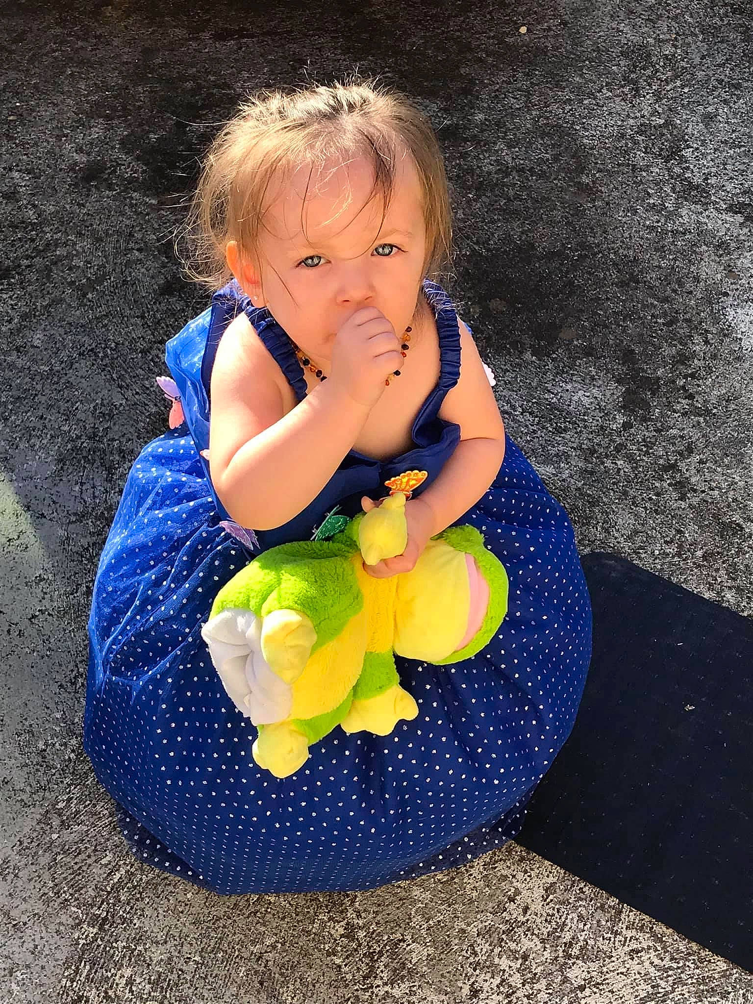 Ayana participe au concours pour gagner de l'argent avec cette photo : asphalt, baby, baby_toddler_clothing, child, circle, electric_blue, eye, flash_photography, fun, grass, hair, happy, human_body, iris, leisure, people_in_nature, person, petal, play, sitting