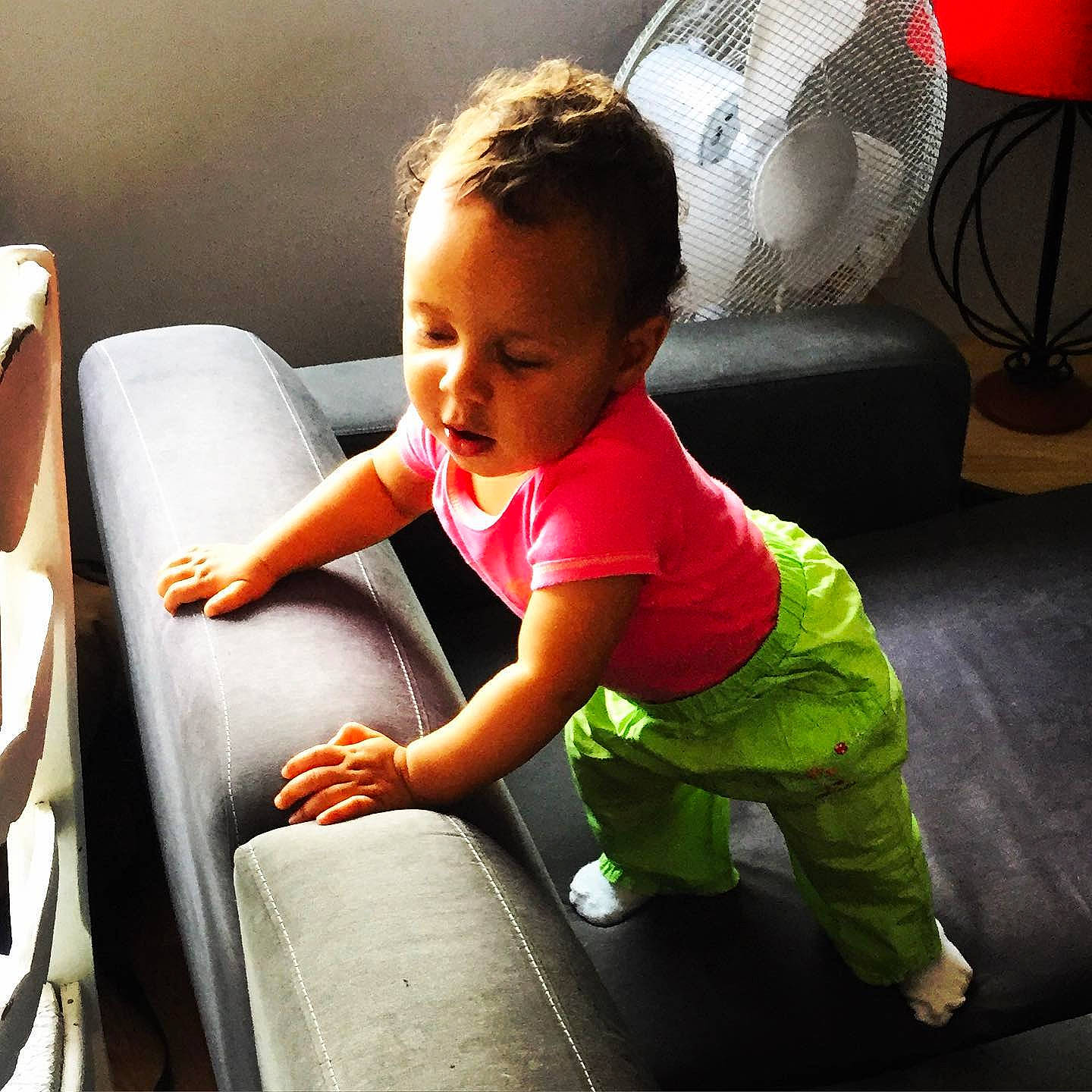 Elea participe au concours pour gagner de l'argent avec cette photo : baby, baby_toddler_clothing, child, comfort, cool, crawling, floor, flooring, fun, happy, human_leg, leisure, mechanical_fan, person, product, room, sitting, t_shirt, tints_and_shades, toddler