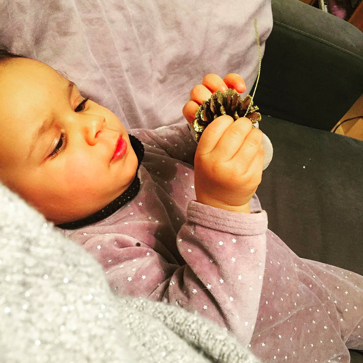 Elea participe au concours pour gagner de l'argent avec cette photo : baby, baby_sleeping, baby_toddler_clothing, bedtime, child, comfort, comfort_food, eating, finger, fur, hand, linens, nail, pattern, person, sitting, skin, sleeve, thumb, toddler