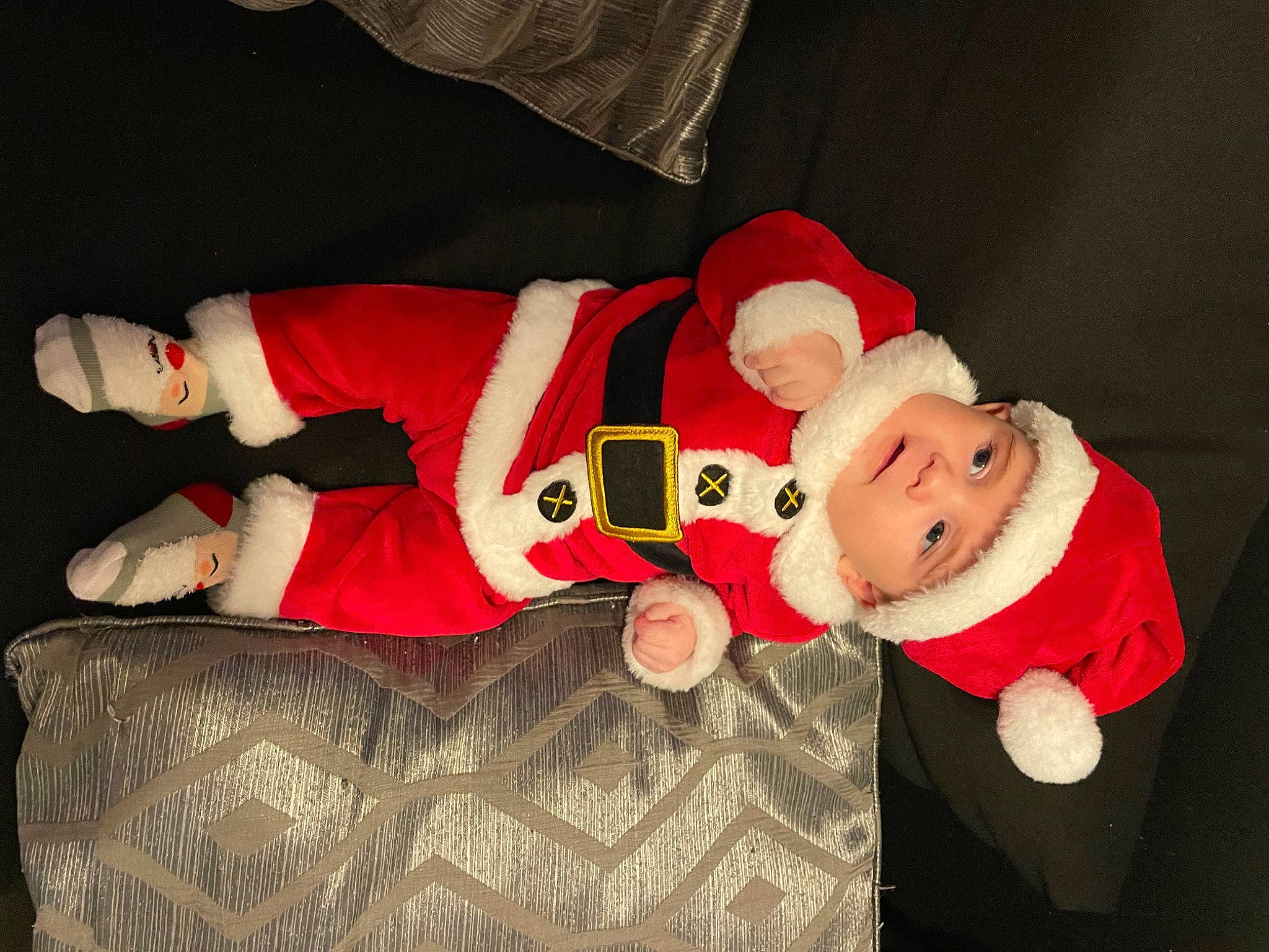 Loan a rejoint le concours — aidez-le/la à gagner de superbes lots ! baby, baby_toddler_clothing, carmine, child, christmas, christmas_elf, christmas_eve, comfort, costume, costume_hat, event, fictional_character, hat, headwear, holiday, lap, person, pleased, santa_claus, sleeve