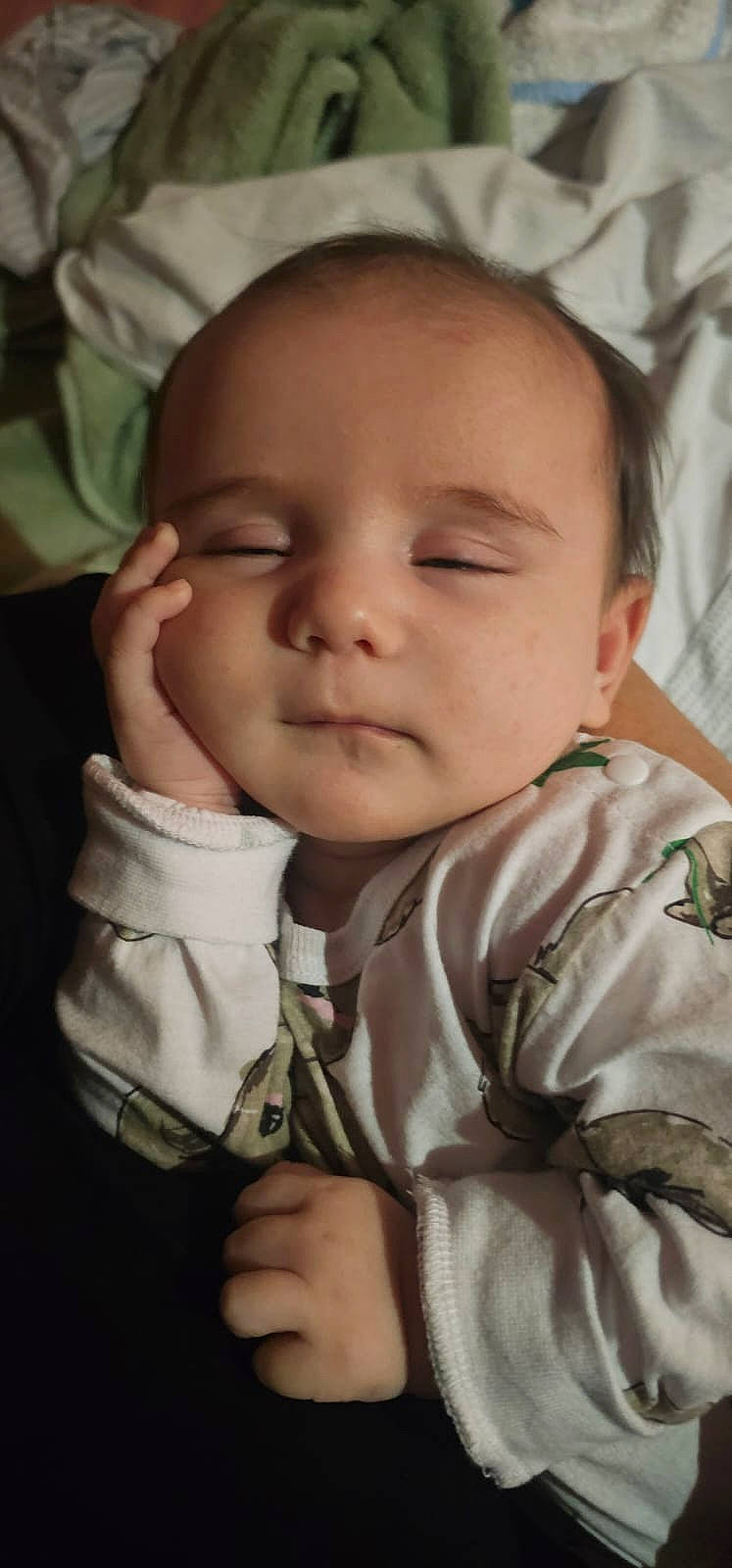 Loan participe au concours pour gagner de l'argent avec cette photo : baby, baby_toddler_clothing, cheek, chin, collar, comfort, eyebrow, eyelash, gesture, grass, iris, lip, mammal, mouth, nose, person, skin, sleeve, smile, thumb