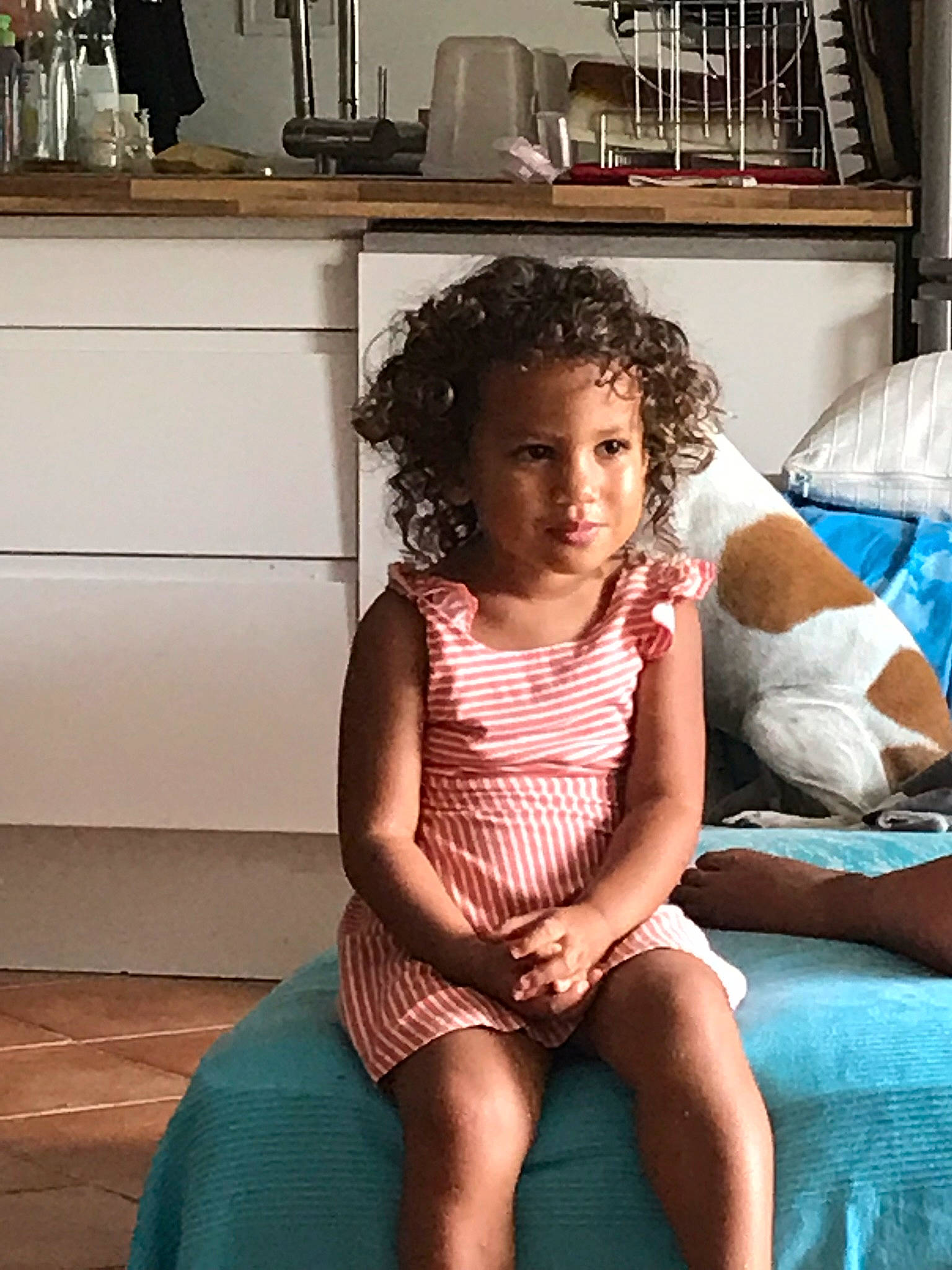 Elaïna participe au concours pour gagner de l'argent avec cette photo : baby_toddler_clothing, bed, cabinetry, comfort, day_dress, foot, home, interior_design, lap, linens, person, room, shelf, shelving, shoulder, sitting, thigh, throat, trunk, window_treatment