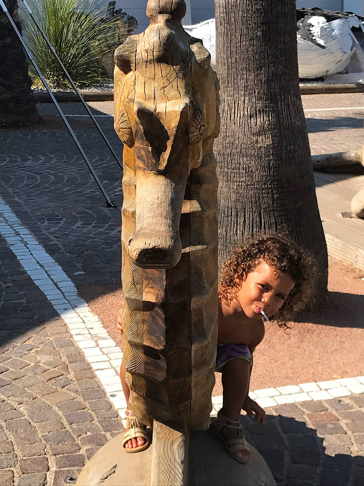 Elaïna participe au concours pour gagner de l'argent avec cette photo : outdoor_shoe, person, sculpture, trunk, walking_shoe