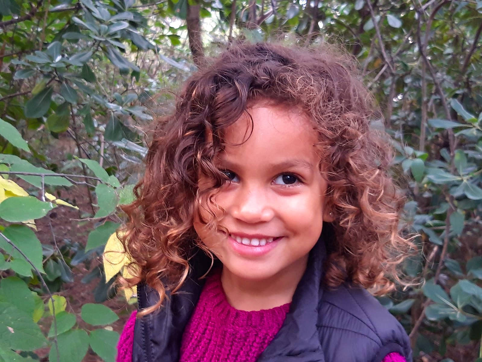 Elaïna participe au concours pour gagner de l'argent avec cette photo : brown_hair, child_model, feathered_hair, hairstyle, happy, human, iris, jacket, joy, jungle, laugh, lip, mammal, mouth, nose, people_in_nature, person, pleased, portrait, portrait_photography