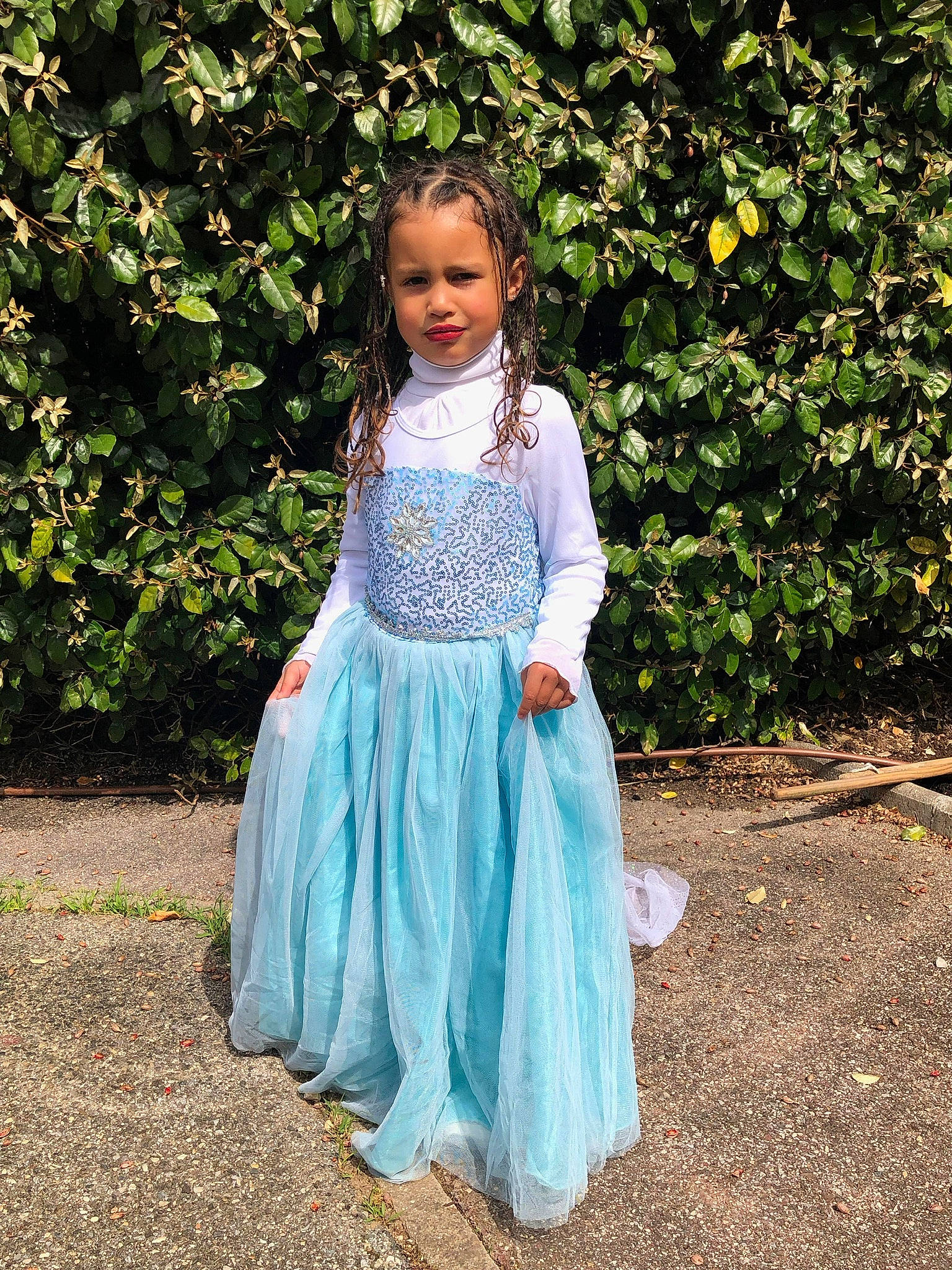 Ambre a rejoint le concours — aidez-le/la à gagner de superbes lots ! aqua, baby_toddler_clothing, clothing, day_dress, embellishment, garden, one_piece_garment, pattern, person, shrub, teal