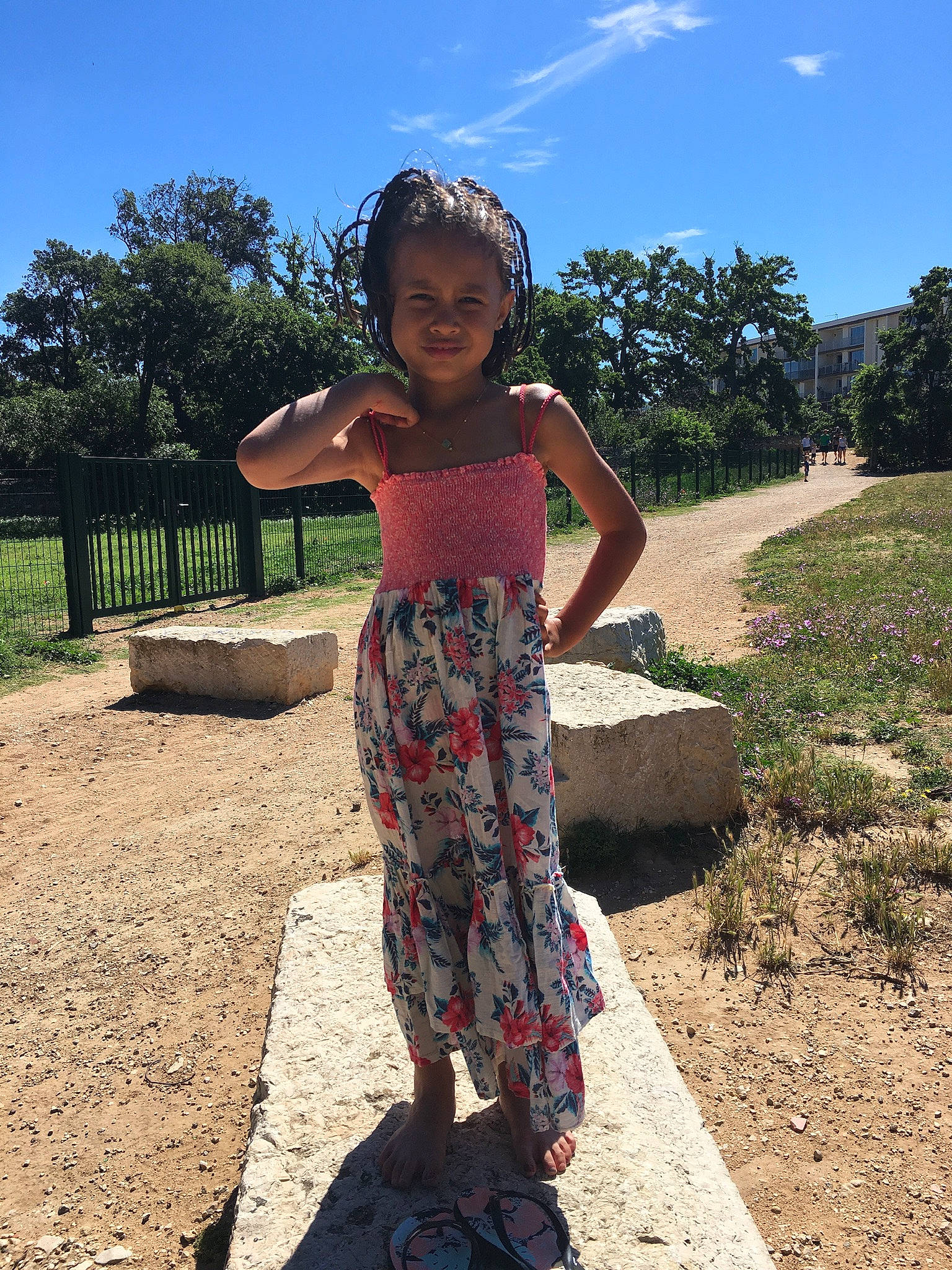Ambre a rejoint le concours — aidez-le/la à gagner de superbes lots ! active_pants, baby_toddler_clothing, balance, face, flip_flops, hair_accessory, headband, headpiece, pajamas, person, soil, summer, sweatpant, waist