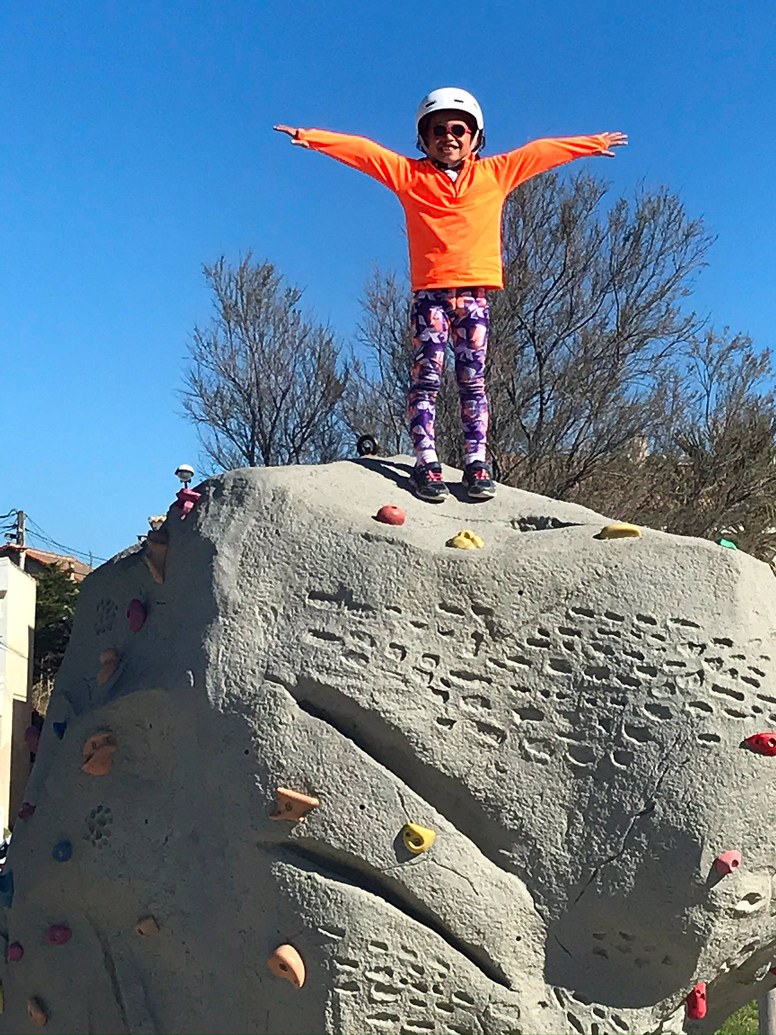 Ambre participe au concours pour gagner de l'argent avec cette photo : active_pants, adventure, balance, bedrock, bouldering, climbing, escarpment, free_climbing, headwear, jacket, joy, outcrop, outdoor_shoe, people_in_nature, person, rock, rock_climbing, skate_shoe, slope, sport_climbing