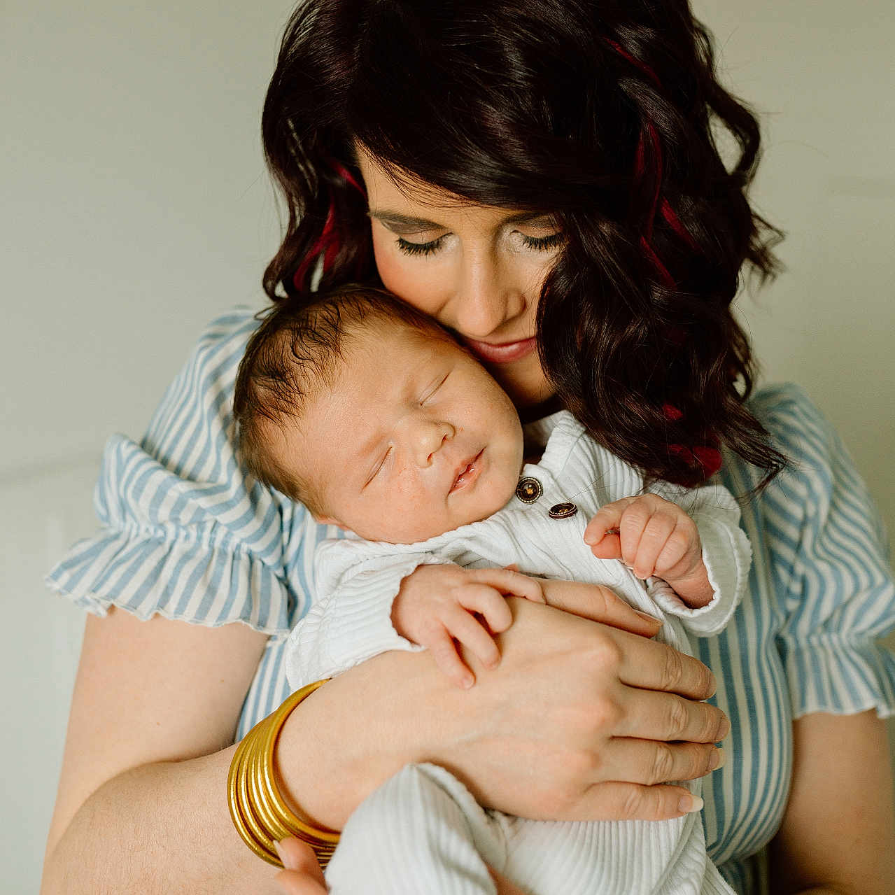 Kemper is registered to the contest to win money with this photo: accessories, adult, baby, bodypart, bracelet, clothing, face, female, finger, hand, head, hugging, jewelry, newborn, people, person, photography, portrait, shirt, woman