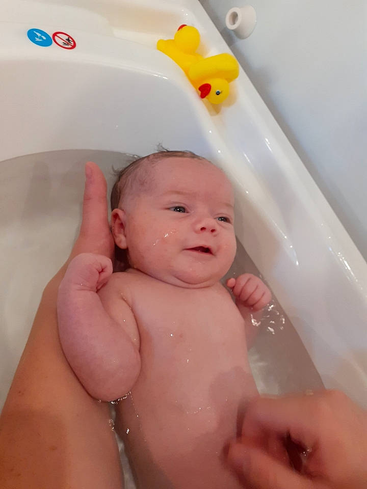Luna participe au concours pour gagner de l'argent avec cette photo : baby, baby_bathing, bathing, bathtub, child, finger, hand, nose, person, plumbing_fixture, product, skin, toddler