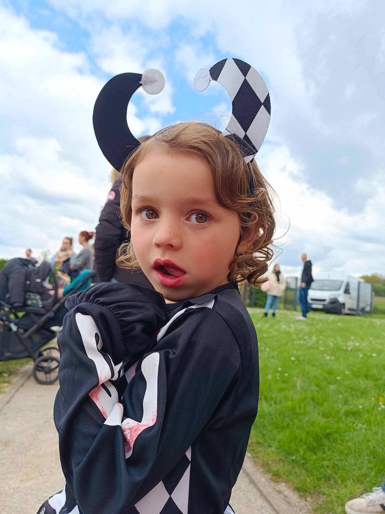 Maria a rejoint le concours — aidez-le/la à gagner de superbes lots ! child, cloud, costume, event, fun, fur, gesture, grass, happy, leisure, person, personal_protective_equipment, public_event, recreation, sky, toddler, tourism, tradition, uniform, vacation
