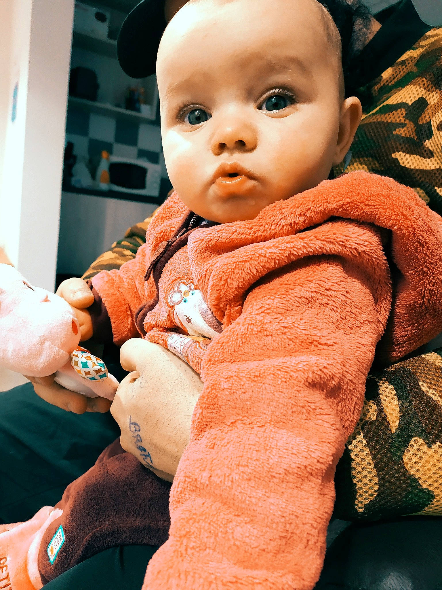 Maria participe au concours pour gagner de l'argent avec cette photo : baby, baby_toddler_clothing, cheek, chin, comfort, eye, face, facial_expression, finger, gesture, happy, iris, lip, mouth, neck, nose, people, person, skin, sleeve