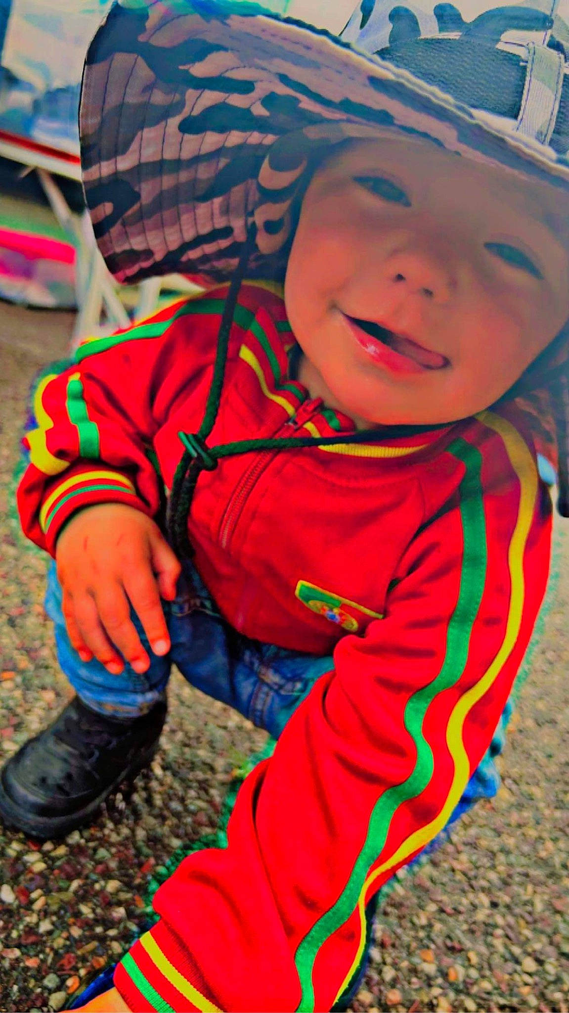 Angelo a rejoint le concours — aidez-le/la à gagner de superbes lots ! cap, child, cool, electric_blue, eye, face, fun, grass, happy, headwear, leisure, orange, people_in_nature, person, personal_protective_equipment, recreation, sand, sitting, smile, soil