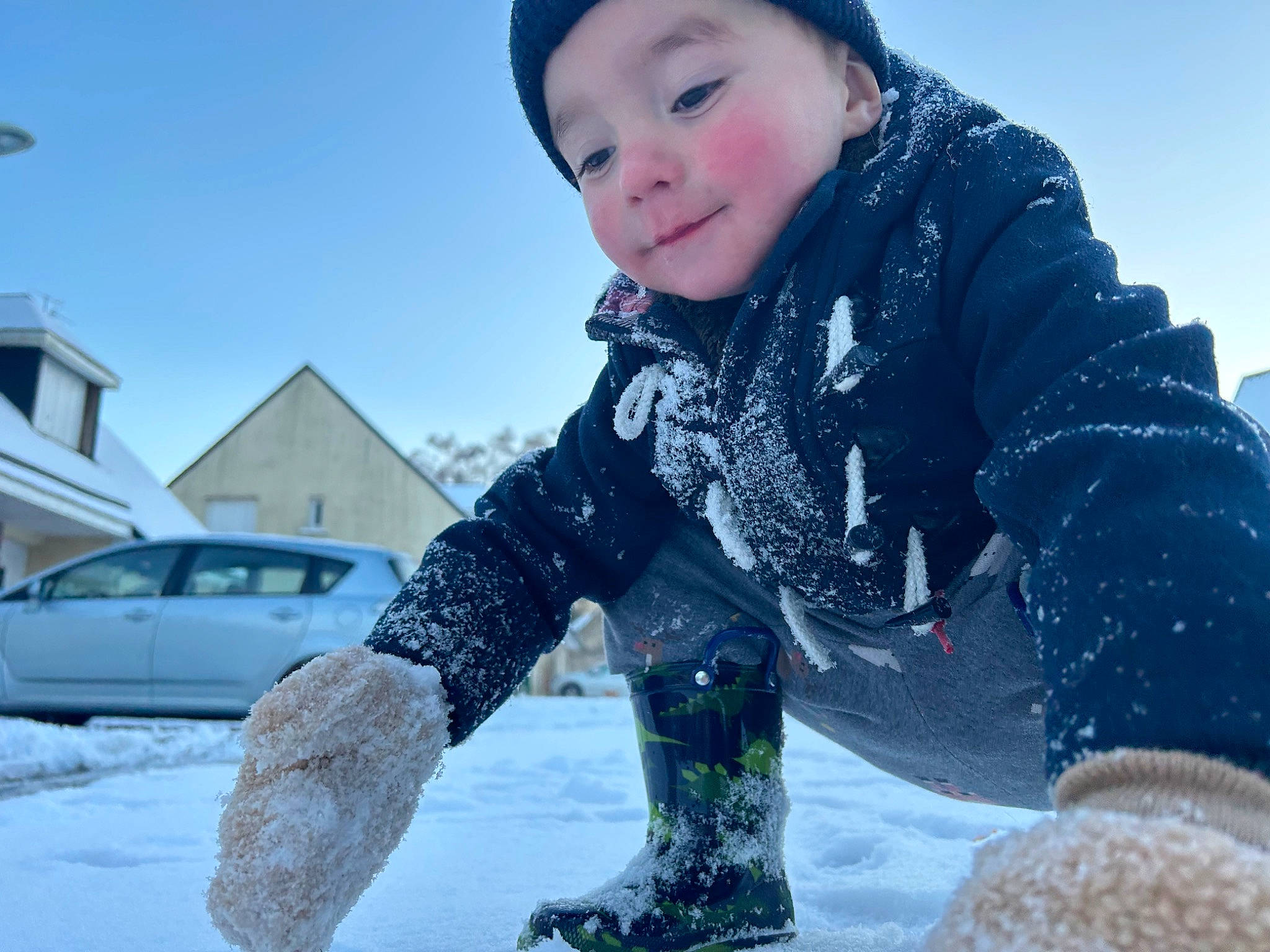 Angelo a rejoint le concours — aidez-le/la à gagner de superbes lots ! automotive_lighting, automotive_tire, car, flash_photography, freezing, fun, glove, happy, headwear, outerwear, person, photograph, sky, sleeve, smile, snow, tire, toddler, vehicle, wheel