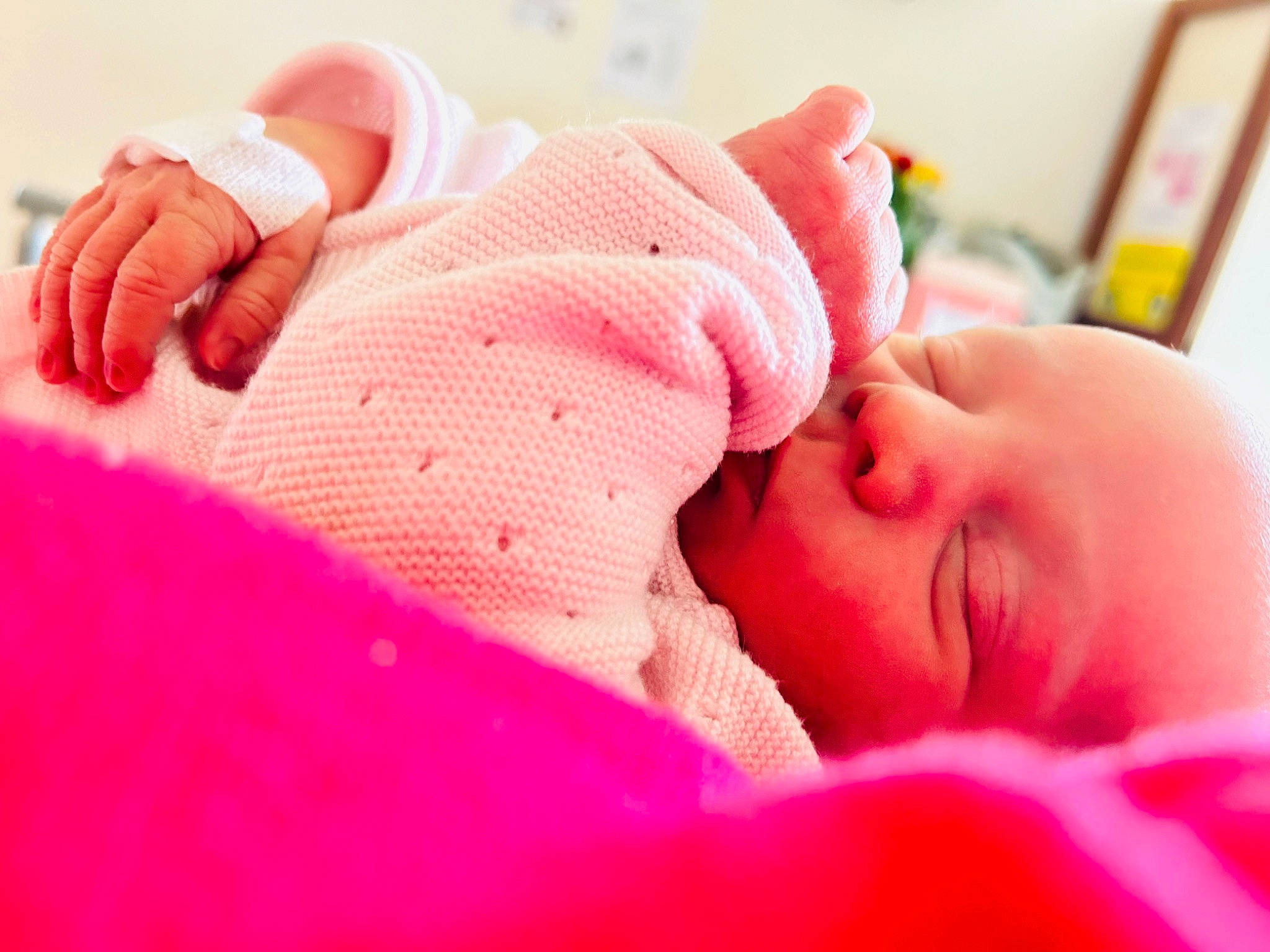 Diana participe au concours pour gagner de l'argent avec cette photo : baby, baby_sleeping, baby_toddler_clothing, bedtime, cheek, child, close_up, comfort, eyelash, finger, gesture, headgear, linens, lip, mouth, nose, pattern, person, pink, skin