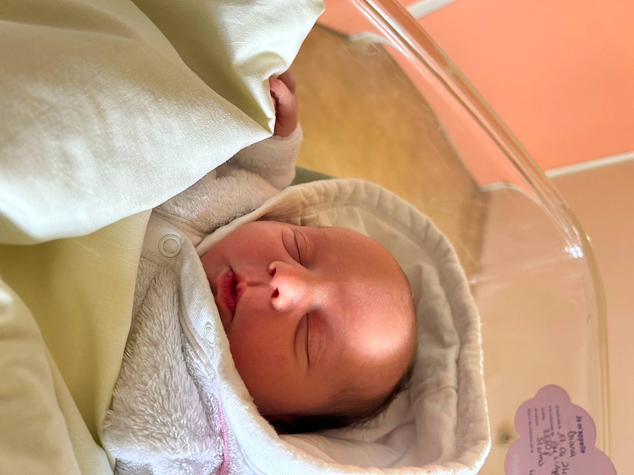 Diana a rejoint le concours — aidez-le/la à gagner de superbes lots ! baby, baby_products, baby_sleeping, bedtime, child, childbirth, comfort, head, infant_bed, linens, nap, peach, person, room, sleep, toddler