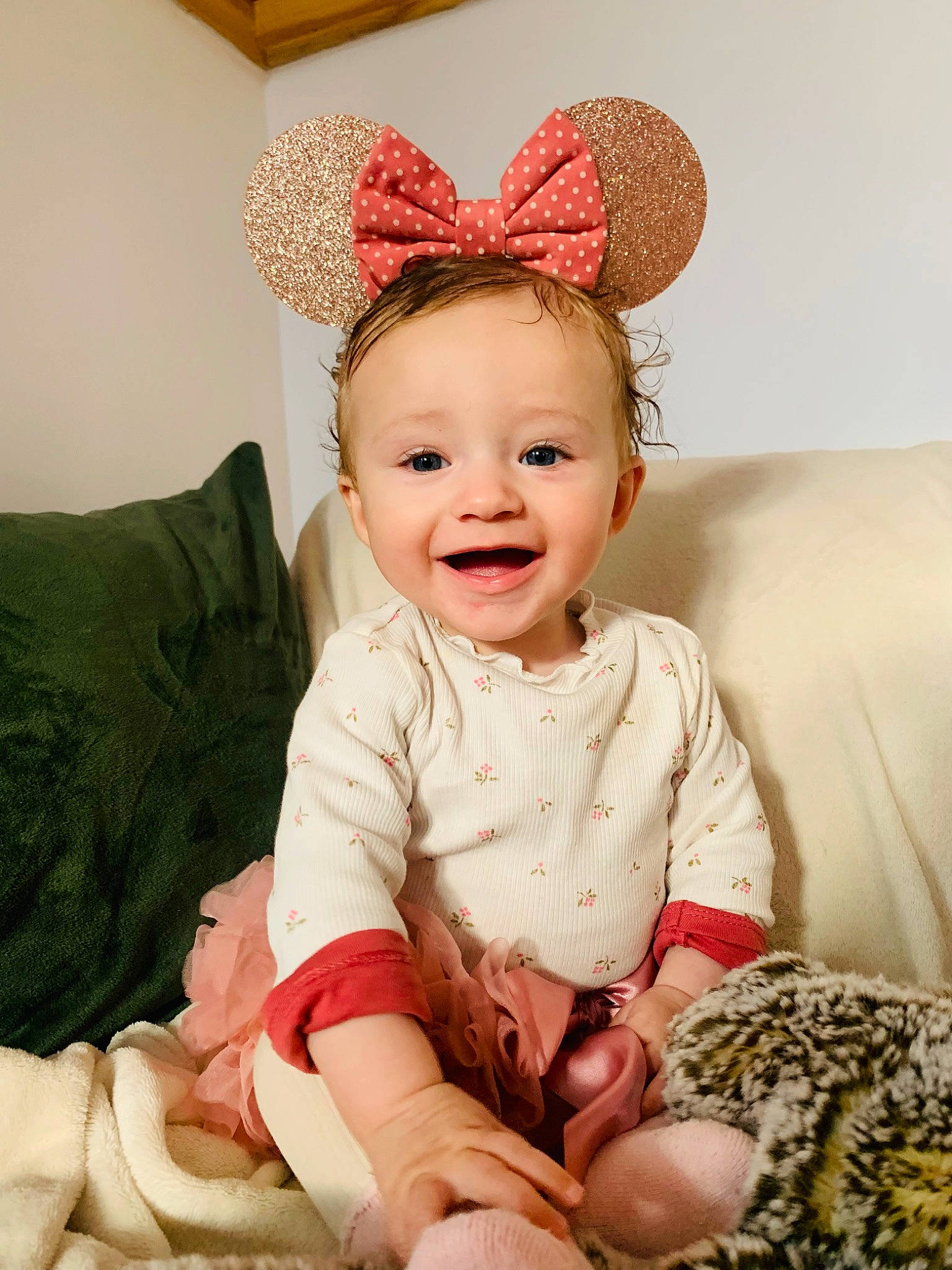 Giulia a rejoint le concours — aidez-le/la à gagner de superbes lots ! baby, baby_toddler_clothing, beauty, cheek, child, clothing, costume_hat, eye, happy, head, headpiece, organ, pattern, person, pink, skin, sleeve, smile, textile, toddler