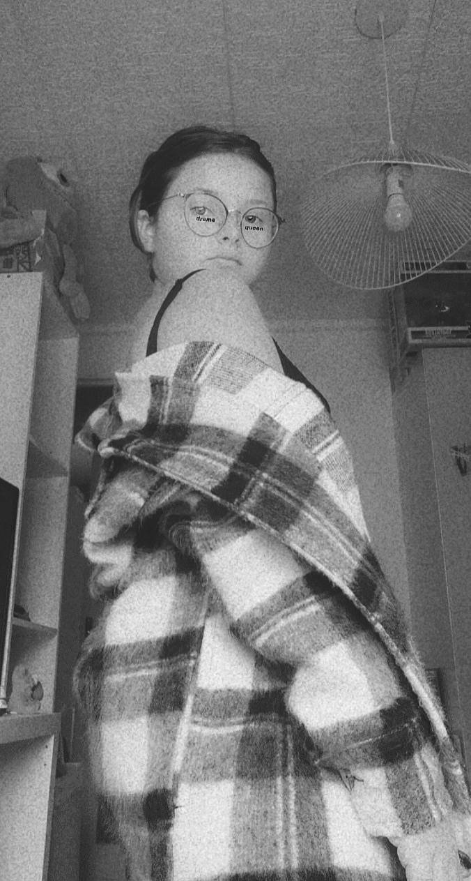 Maëlys participe au concours pour gagner de l'argent avec cette photo : black, black_and_white, comfort, elbow, eyewear, grey, hair, hairstyle, knee, monochrome, organ, person, plaid, shoulder, sleeve, standing, style, tartan, tints_and_shades, waist