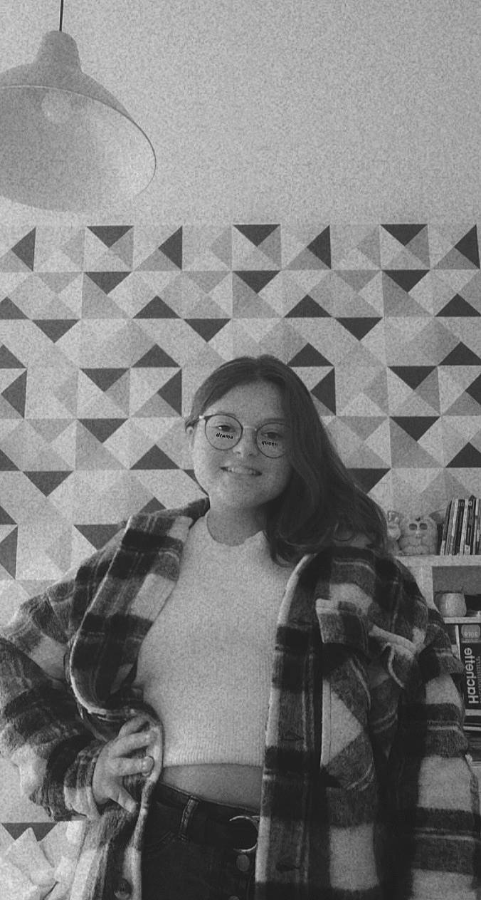 Maëlys a rejoint le concours — aidez-le/la à gagner de superbes lots ! art, beauty, black, black_and_white, bookcase, chair, eyewear, glasses, hairstyle, joy, monochrome, monochrome_photography, pattern, person, room, shelf, smile, snapshot, style, tints_and_shades