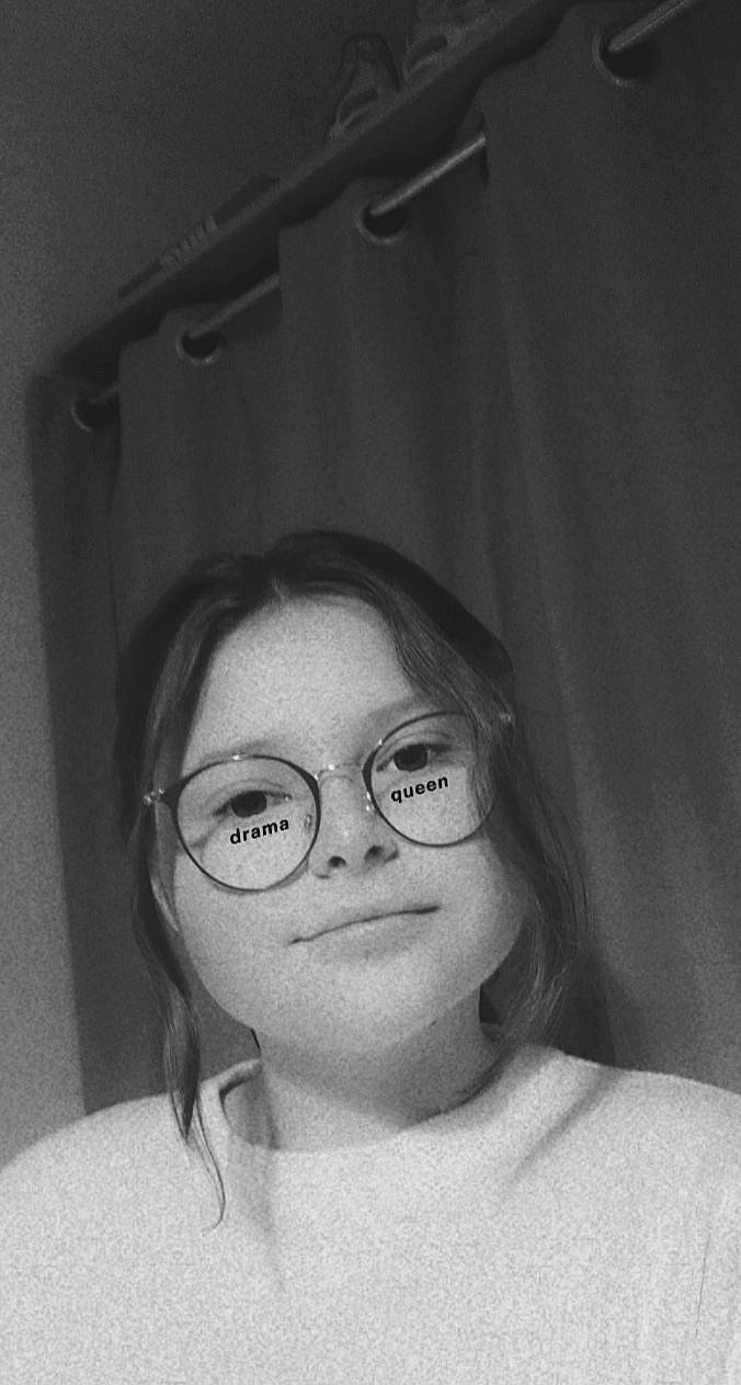 Maëlys participe au concours pour gagner de l'argent avec cette photo : black_and_white, black_hair, cheek, eye, eyebrow, eyelash, eyewear, flash_photography, forehead, gesture, glasses, grey, happy, iris, jaw, lip, mouth, neck, nose, person