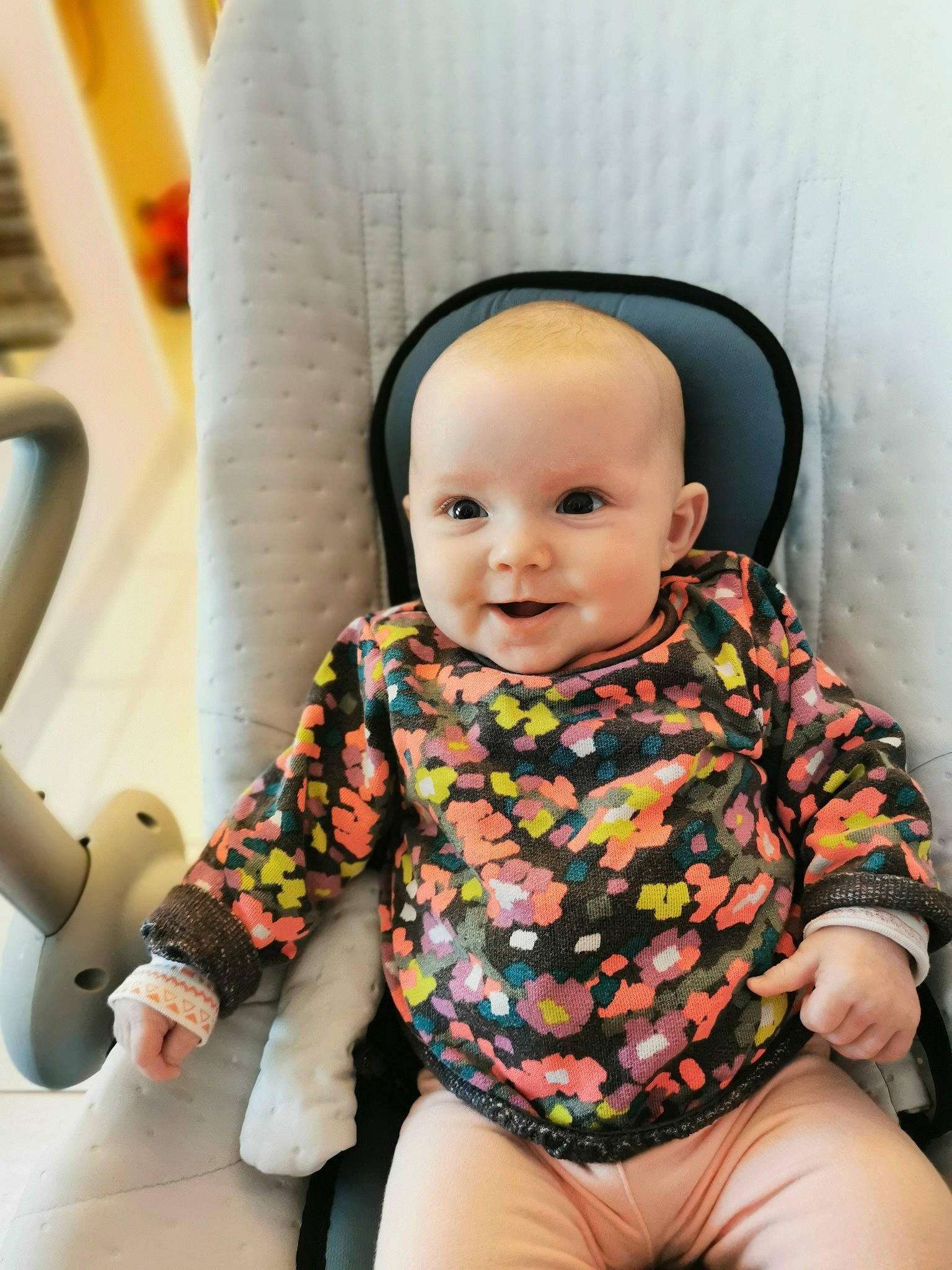 Andréa a rejoint le concours — aidez-le/la à gagner de superbes lots ! baby, baby_toddler_clothing, cheek, child, chin, comfort, eye, face, facial_expression, hairstyle, happy, head, headwear, human_body, iris, neck, person, skin, sleeve, smile