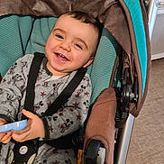 Sohan a rejoint le concours — aidez-le/la à gagner de superbes lots ! baby, child, smiling, stroller, indoor, toy, mickey_mouse, onesie, happiness, face, seatbelt, clothing, person, infant, cute, joy, portrait, baby_girl, baby_boy, comfort