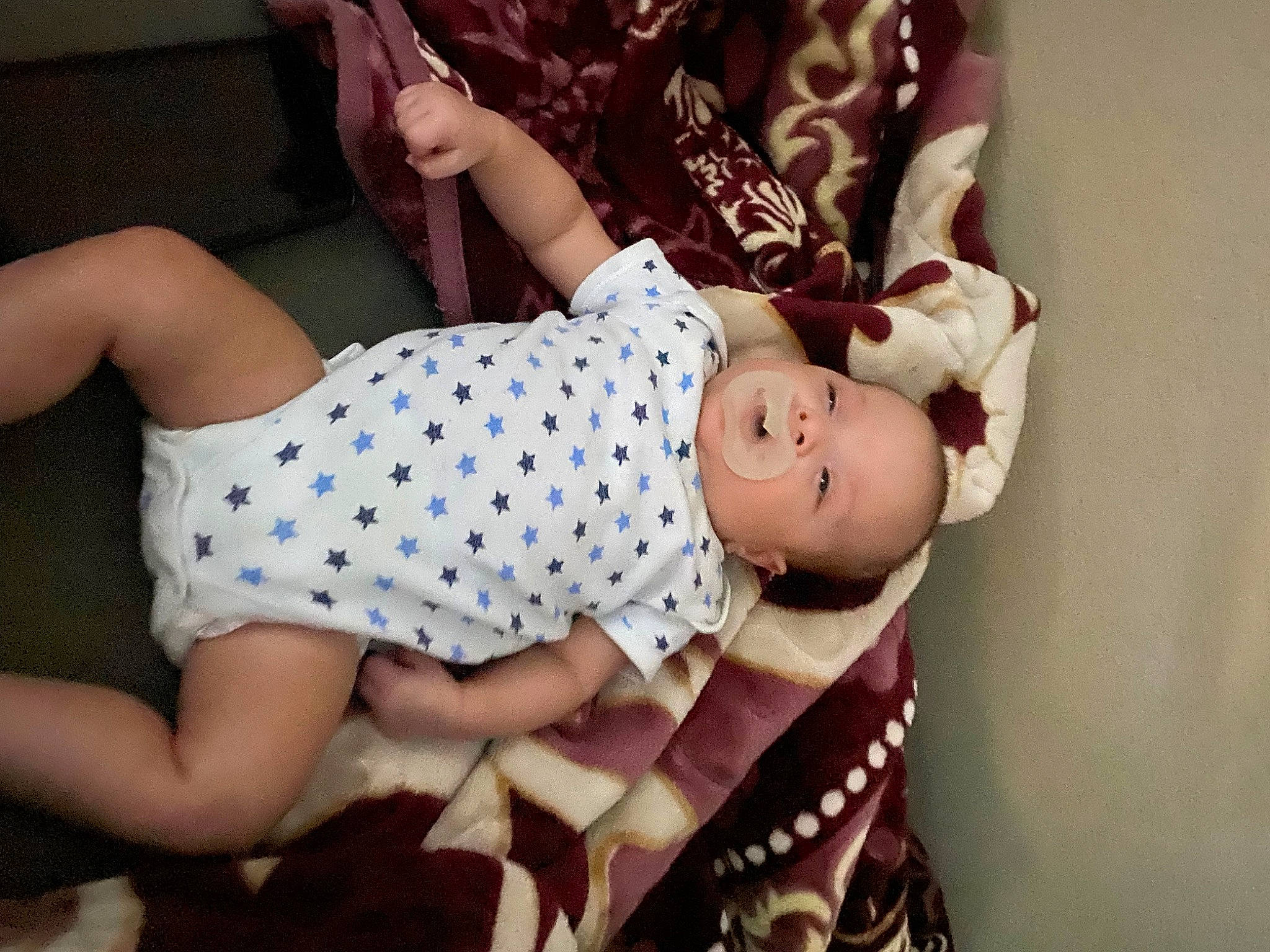 Zlatan a rejoint le concours — aidez-le/la à gagner de superbes lots ! abdomen, baby, baby_toddler_clothing, dress, fashion_accessory, hat, human_body, human_leg, leg, nail, pattern, person, plaid, sitting, sleeve, tartan, thigh, toddler, trunk, waist