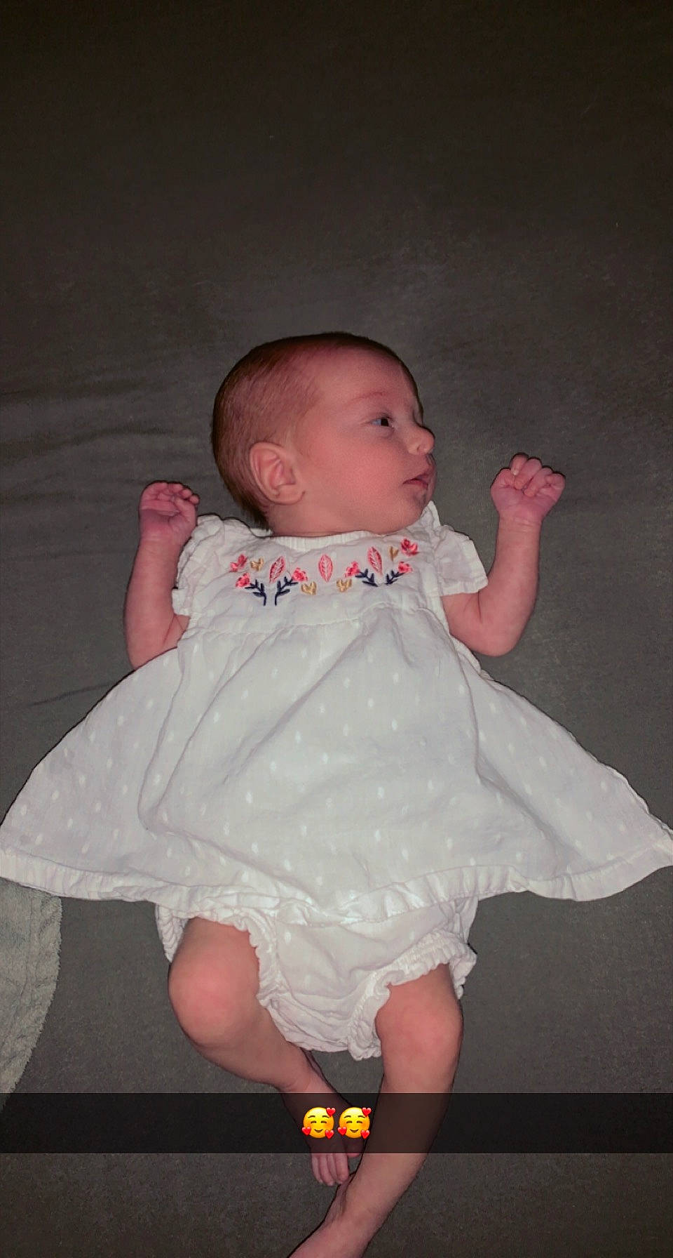 Guilia a rejoint le concours — aidez-le/la à gagner de superbes lots ! baby, baby_toddler_clothing, cheek, day_dress, dress, embellishment, facial_expression, finger, flash_photography, hand, human, iris, lip, neck, one_piece_garment, person, pink, skin, sleeve, standing