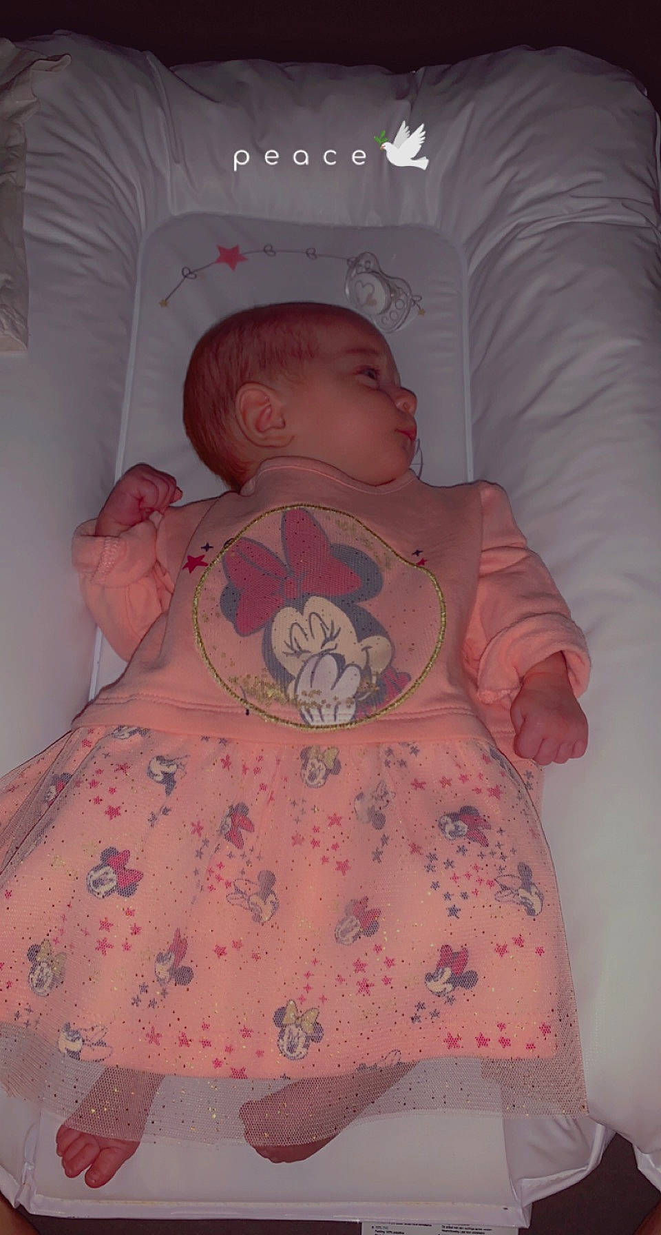 Guilia a rejoint le concours — aidez-le/la à gagner de superbes lots ! arm, baby, baby_safety, baby_sleeping, baby_toddler_clothing, bed, cheek, chin, comfort, human_body, infant_bed, linens, mouth, neck, nose, person, pink, skin, sleeve, textile