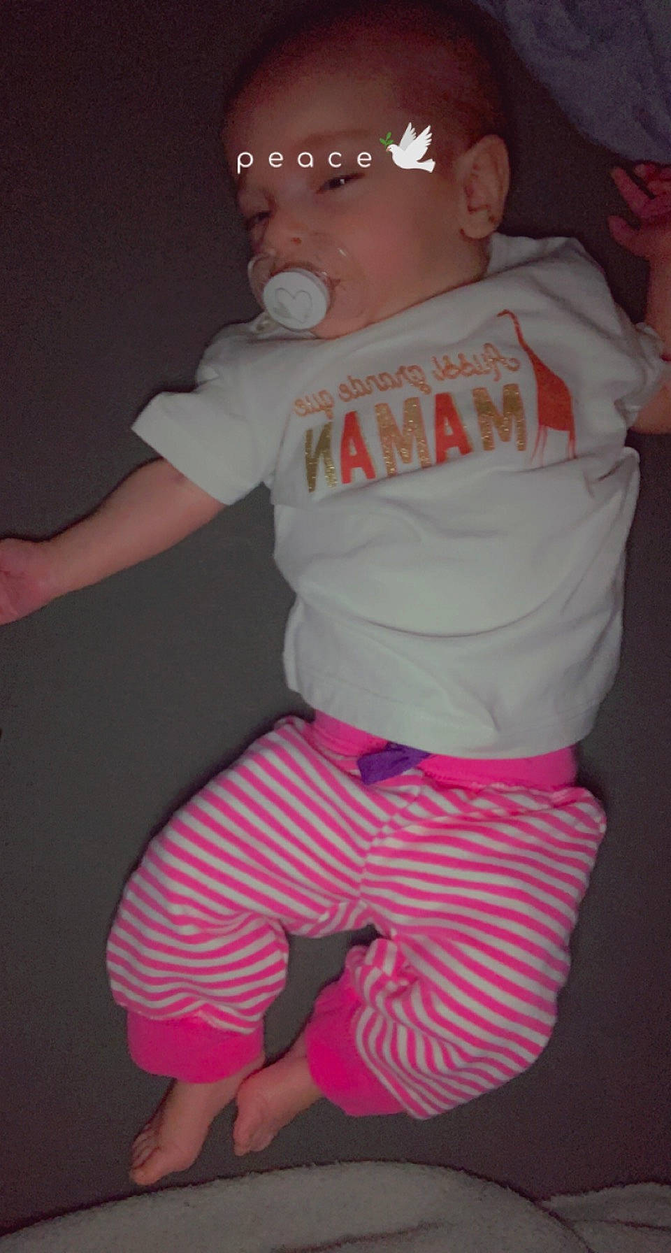 Guilia a rejoint le concours — aidez-le/la à gagner de superbes lots ! baby_toddler_clothing, chest, cool, elbow, finger, fun, gesture, goggles, human_body, joint, leg, person, pink, sleeve, standing, sunglasses, t_shirt, thigh, thumb, toddler