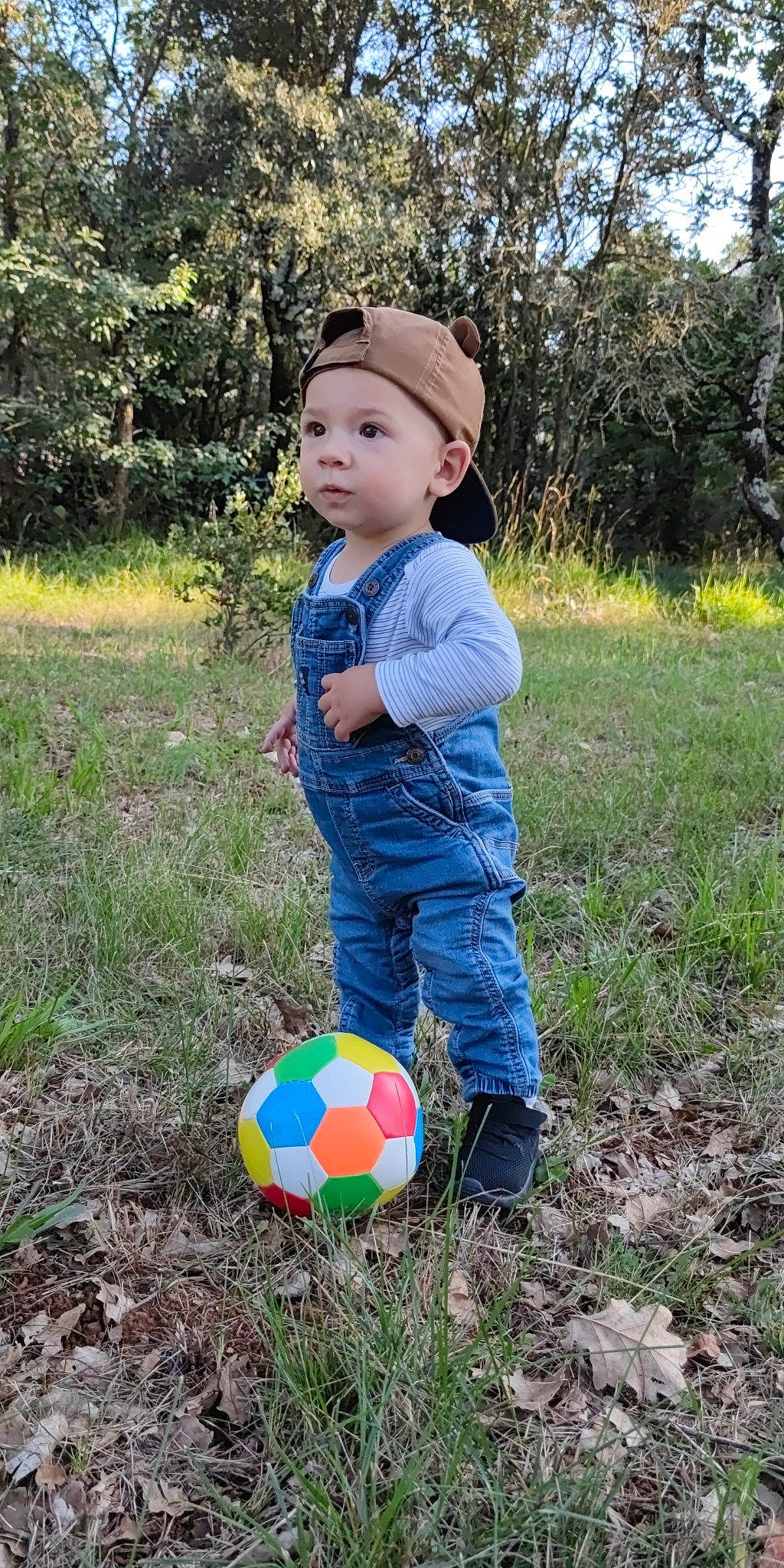 Loan a rejoint le concours — aidez-le/la à gagner de superbes lots ! baby_toddler_clothing, ball, baseball_cap, cap, football, fun, grass, grass_family, grassland, hat, headwear, leisure, people_in_nature, person, plant, recreation, soccer, sports_equipment, t_shirt, toddler