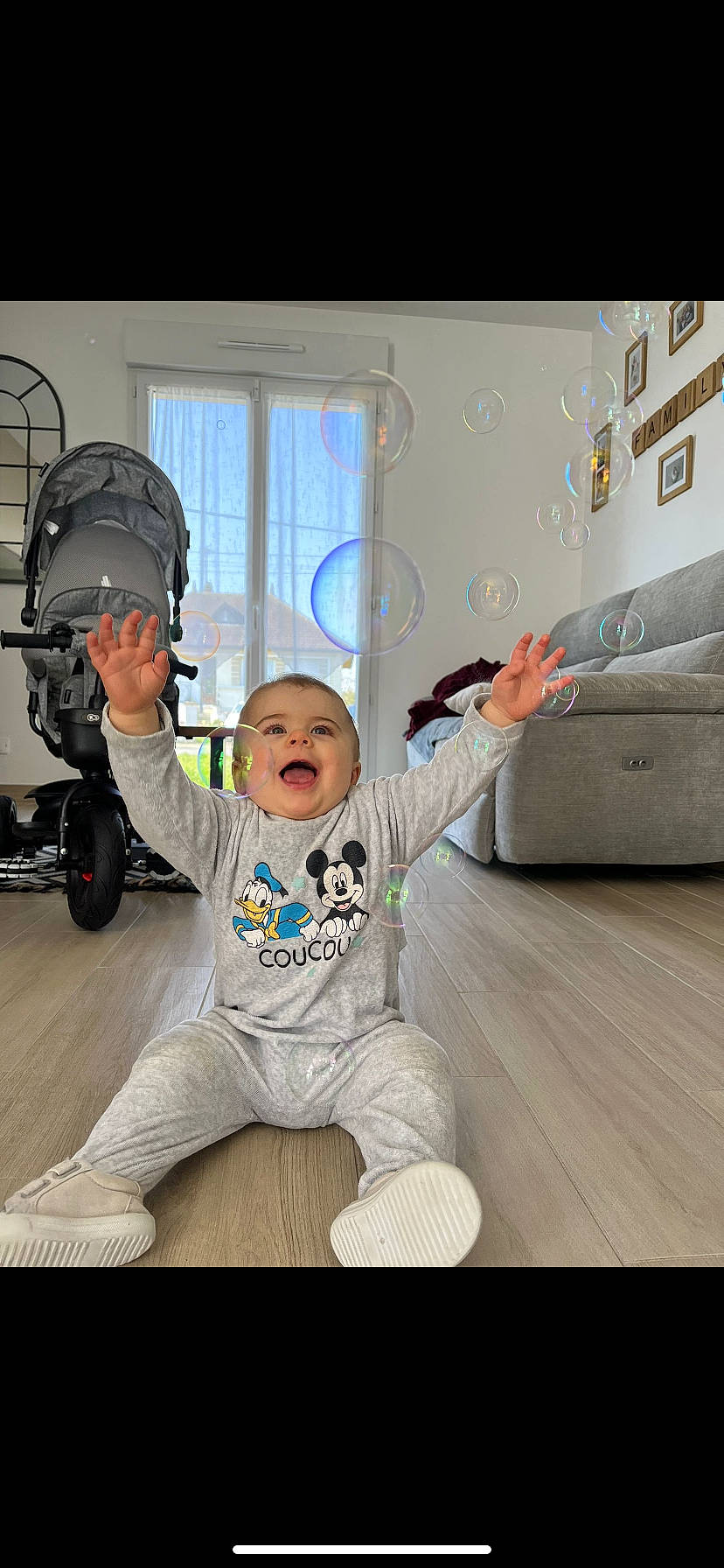 Kélyan a rejoint le concours — aidez-le/la à gagner de superbes lots ! baby, comfort, floor, flooring, fun, happy, helmet, home_appliance, person, personal_protective_equipment, rolling, room, sitting, sports_gear, sunglasses, television, tire, toddler, wheel, window