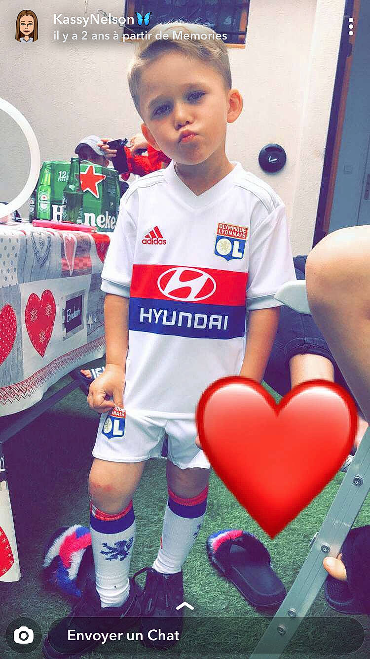 Kendjy a rejoint le concours — aidez-le/la à gagner de superbes lots ! arm, child, footwear, human_leg, jersey, knee, leg, person, play, red, shoe, skin, sportswear, t_shirt, team, thigh, toddler, uniform