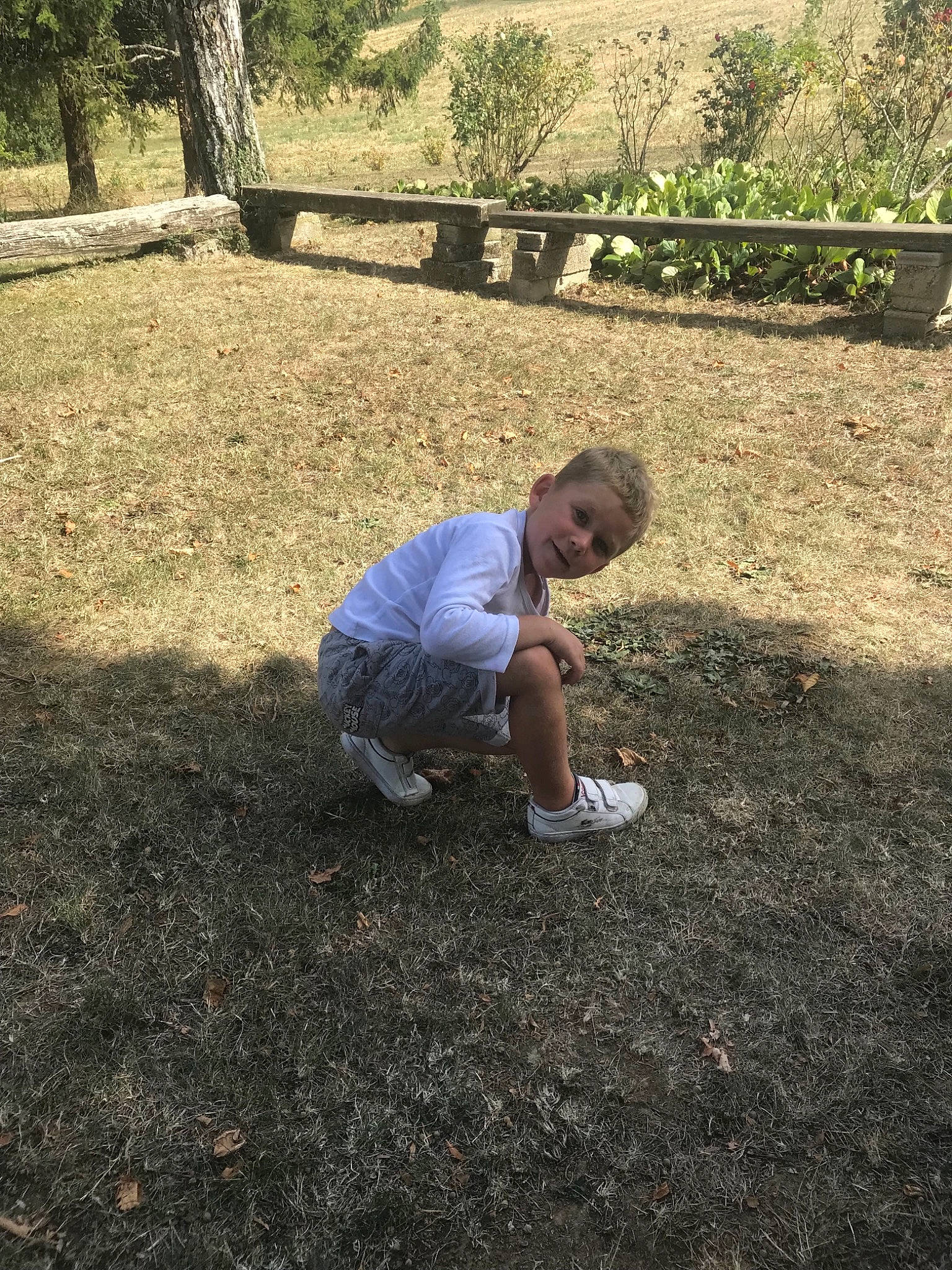 Kendjy participe au concours pour gagner de l'argent avec cette photo : adaptation, child, fun, grass, leisure, person, plant, play, soil, toddler, tree, vacation