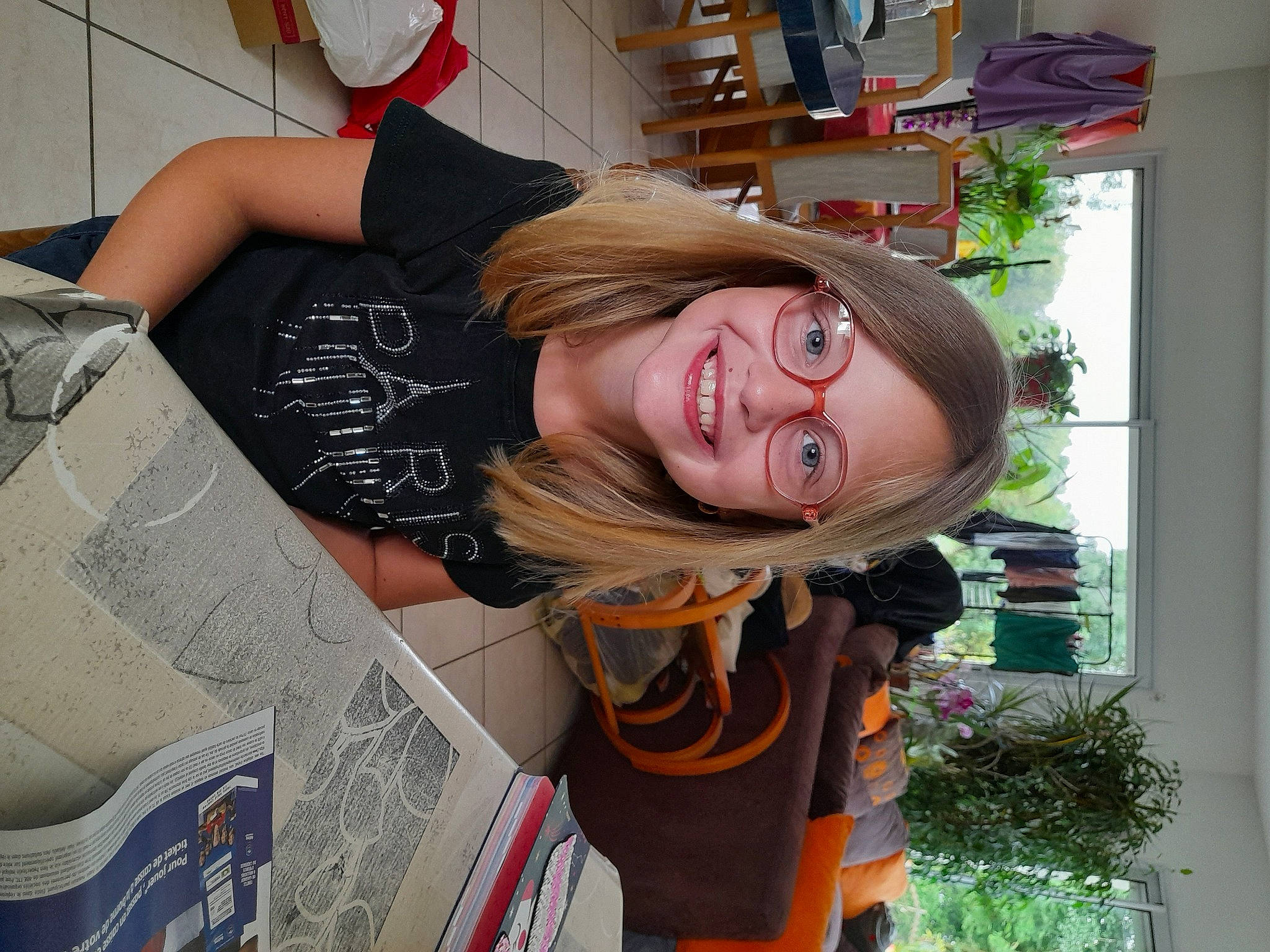 Junie participe au concours pour gagner de l'argent avec cette photo : bangs, child, cool, eyewear, fun, glasses, hair_coloring, hairstyle, happy, human_leg, joy, mouth, pattern, person, plant, room, selfie, smile, sunglasses, t_shirt