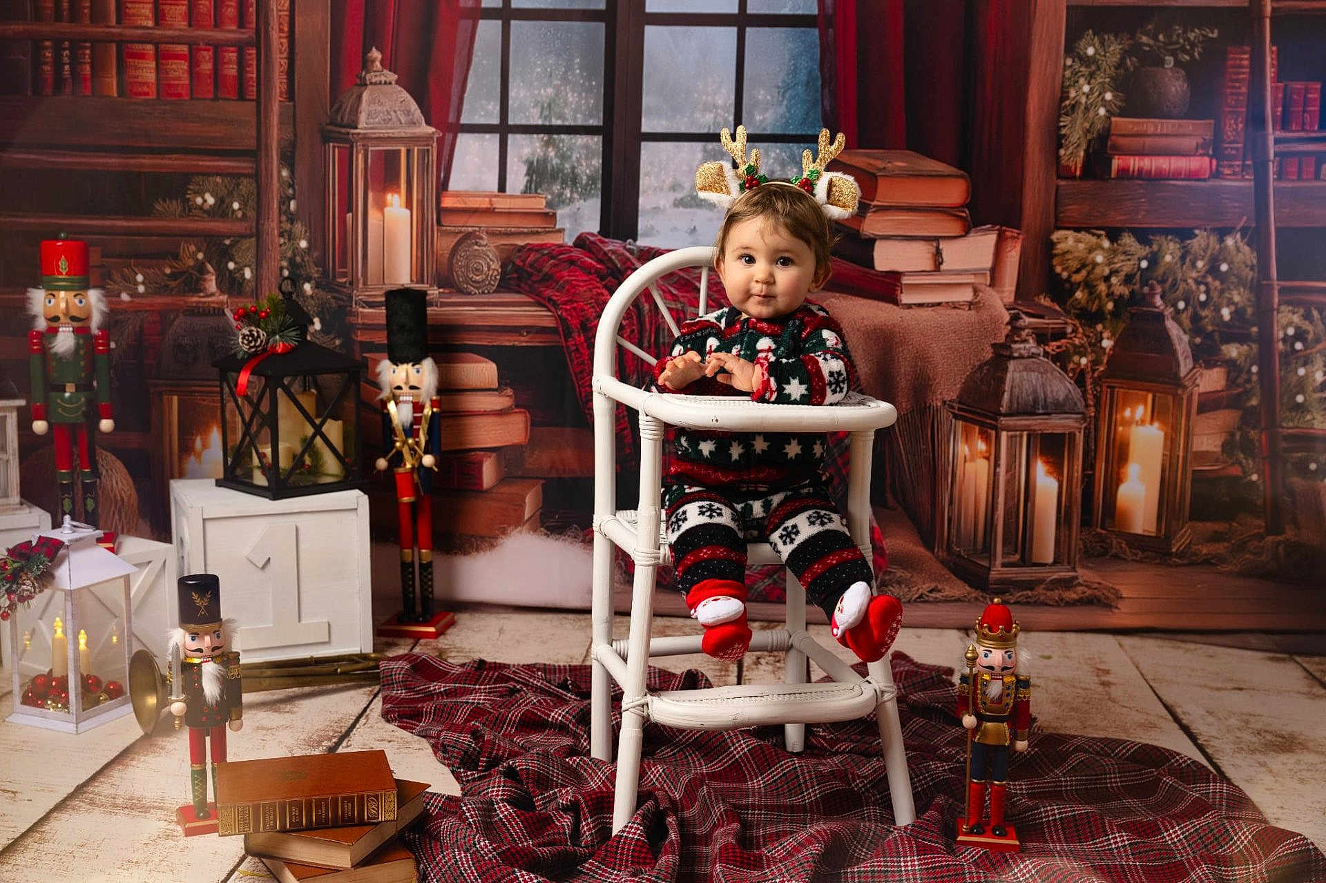 Olivia a rejoint le concours — aidez-le/la à gagner de superbes lots ! baby, child, high_chair, holiday_pajamas, reindeer_antlers, nutcracker, candle, books, blanket, plaid, festive, christmas, decorations, window, wood_floor, lantern, indoor, portrait, cute, smiling