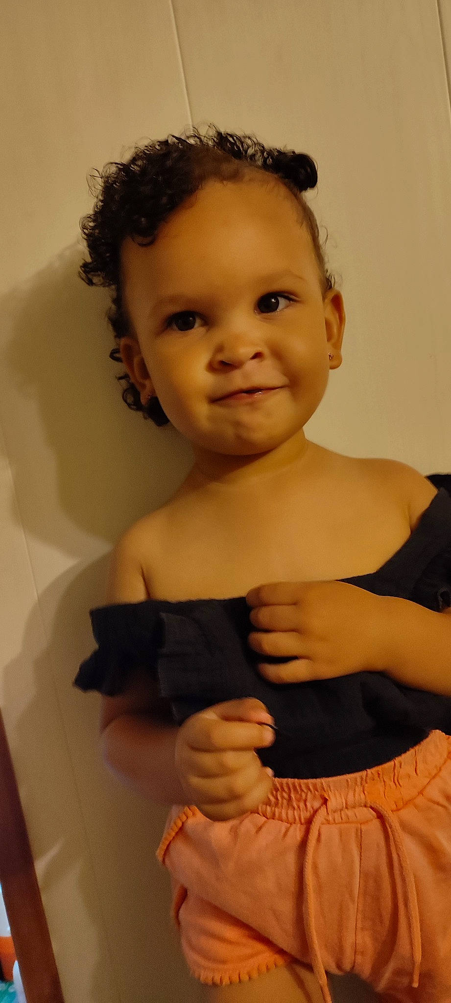 Ayiana participe au concours pour gagner de l'argent avec cette photo : cheek, chin, eye, eyebrow, eyelash, face, facial_expression, flash_photography, gesture, hair, hand, head, human_body, iris, joy, lip, neck, nose, person, shoulder