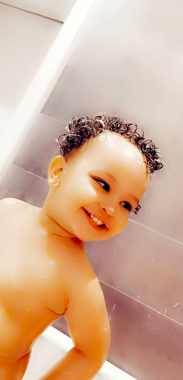 Ayana participe au concours pour gagner de l'argent avec cette photo : abdomen, baby_bathing, bathing, black_hair, cheek, chest, ear, eyelash, flash_photography, happy, human_body, iris, jaw, joy, lip, neck, nose, person, skin, smile