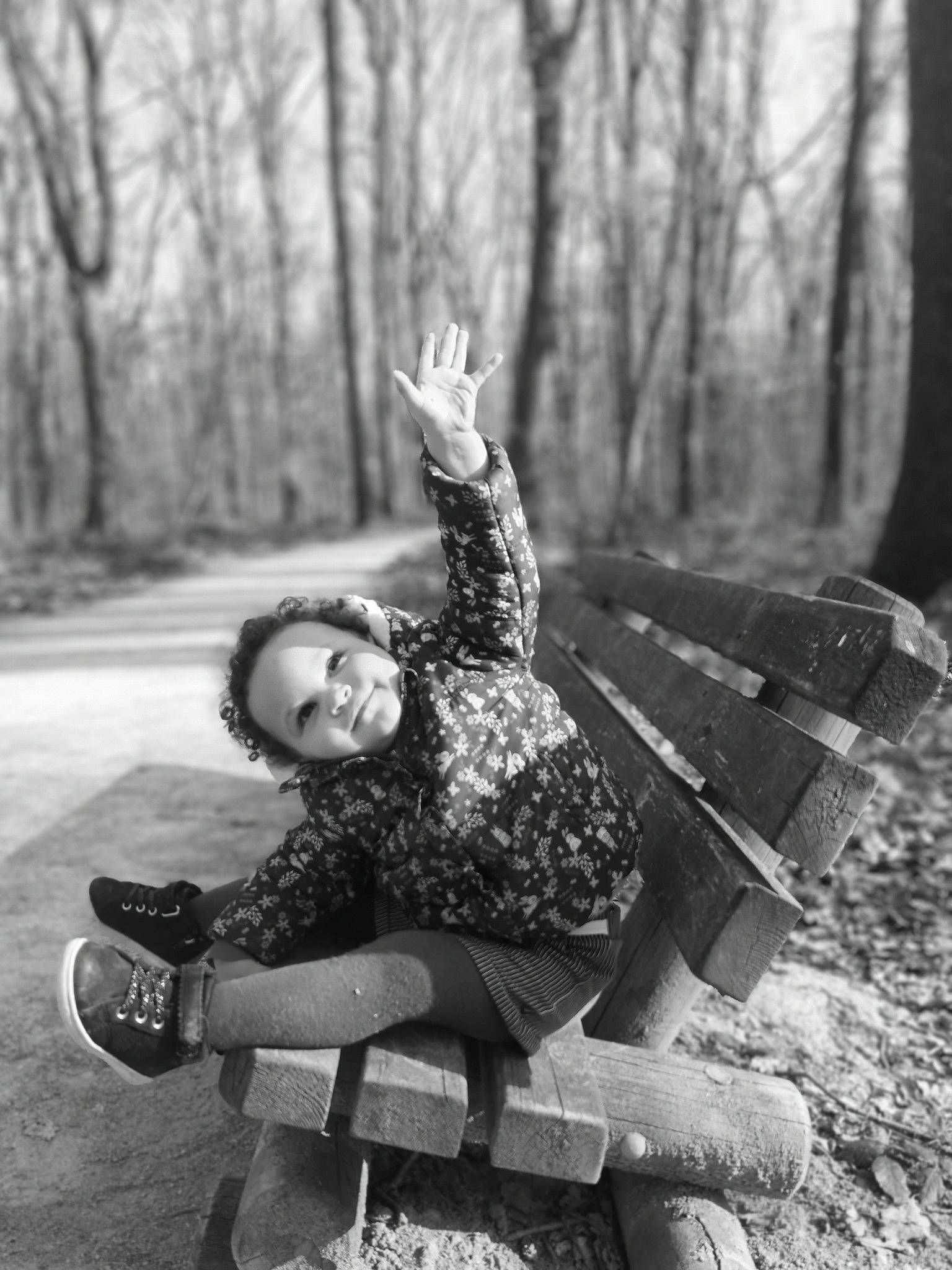 Ayana a rejoint le concours — aidez-le/la à gagner de superbes lots ! black_and_white, boot, flash_photography, forest, grass, grey, hand, happy, leaf, leisure, monochrome, monochrome_photography, nature, people_in_nature, person, plant, recreation, style, tree, wood