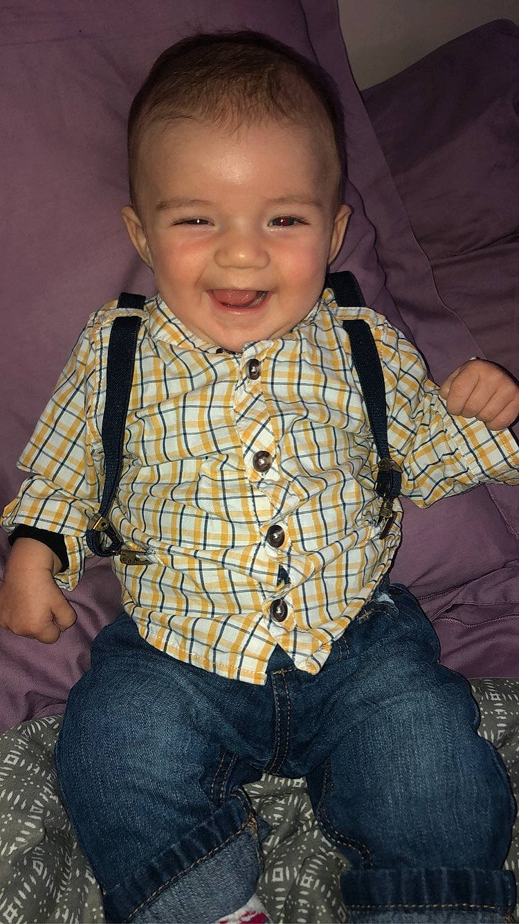 Soën participe au concours pour gagner de l'argent avec cette photo : baby_toddler_clothing, cheek, chin, clothing, cool, finger, flash_photography, fun, happy, human_body, iris, jeans, joy, mammal, mouth, nose, pattern, person, skin, sleeve