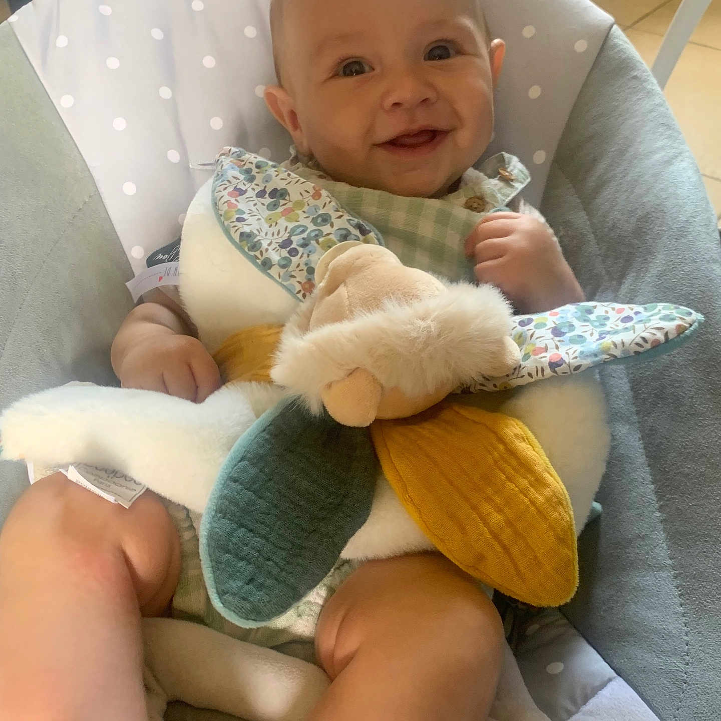Ayden participe au concours pour gagner de l'argent avec cette photo : baby, baby_seat, child, clothing, comfort, cushion, cute, fabric, face, happy, head, indoor, infant, legs, pattern, plush_toy, polka_dots, seat, smiling, toy